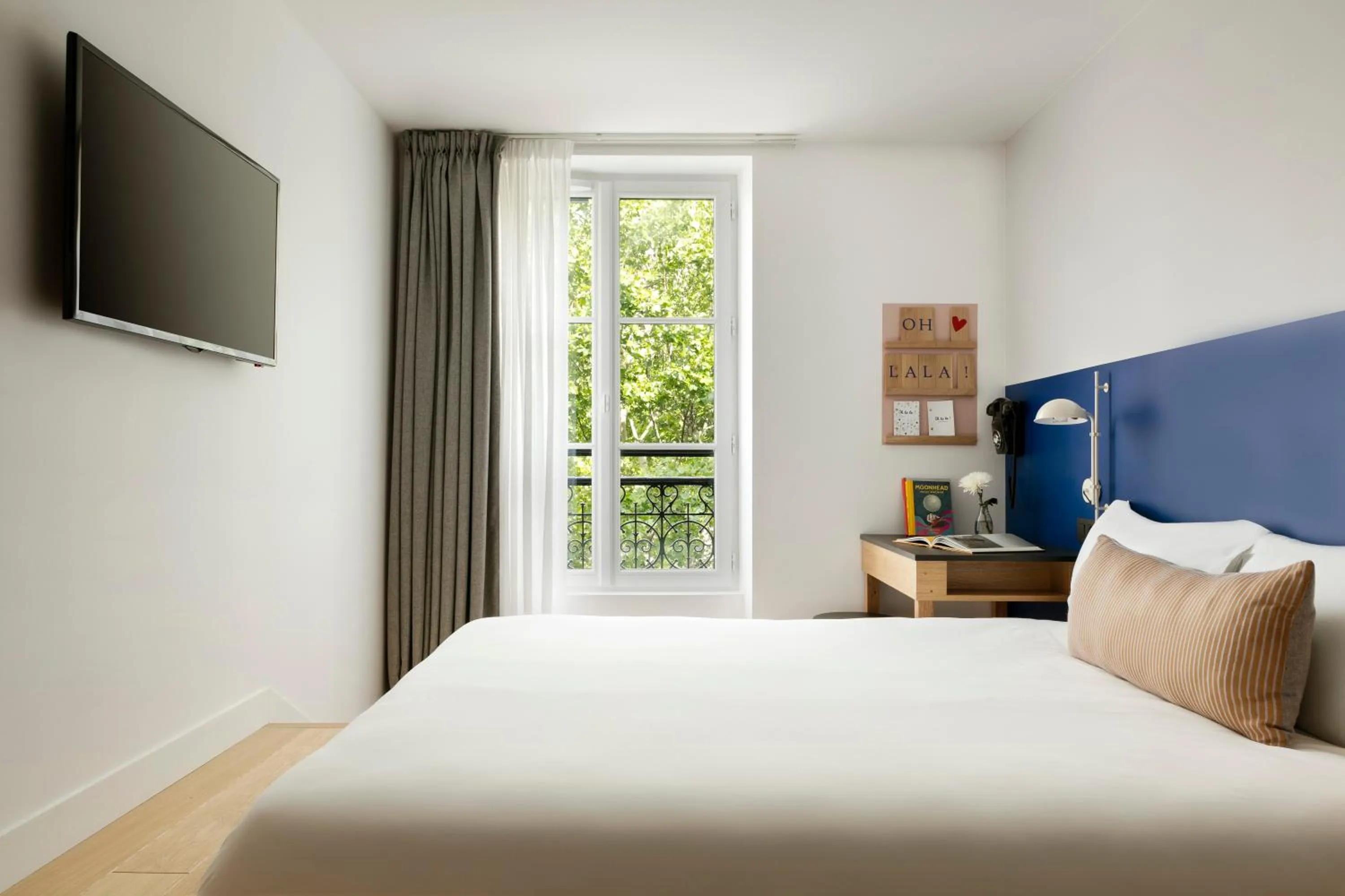 Photo of the whole room, Bed in Oh la la ! Hotel Bar Paris Bastille