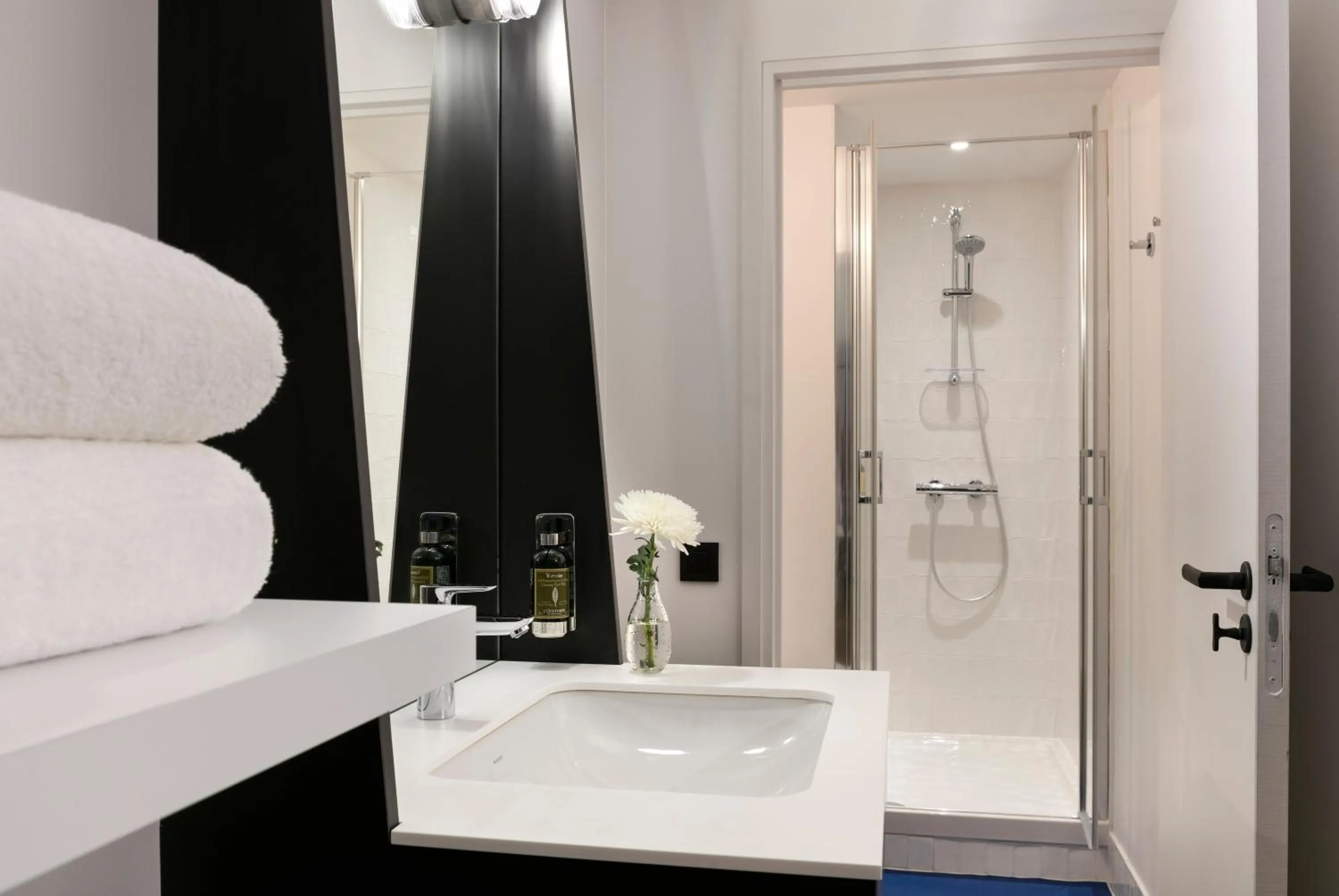 Bathroom in Oh la la ! Hotel Bar Paris Bastille