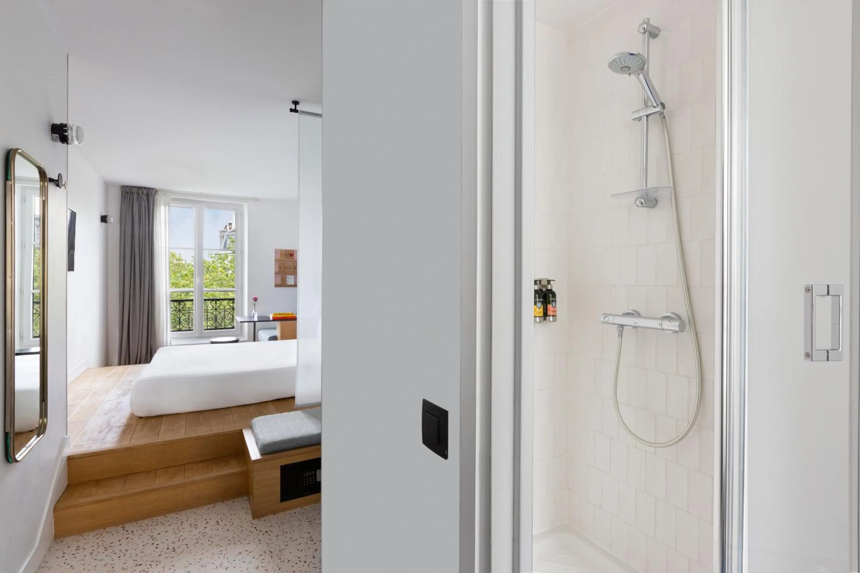 Bed in Oh la la ! Hotel Bar Paris Bastille