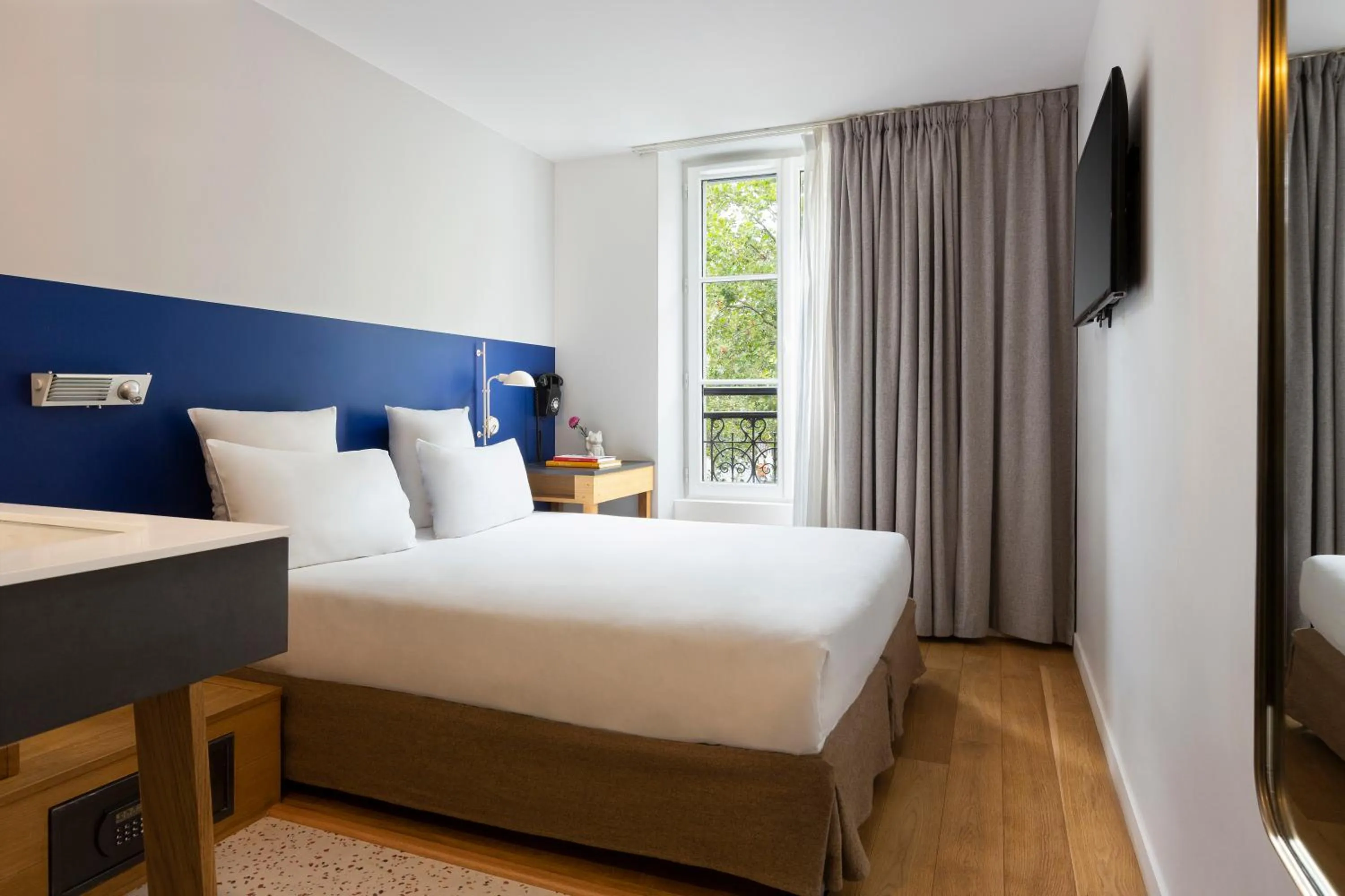 Bed in Oh la la ! Hotel Bar Paris Bastille