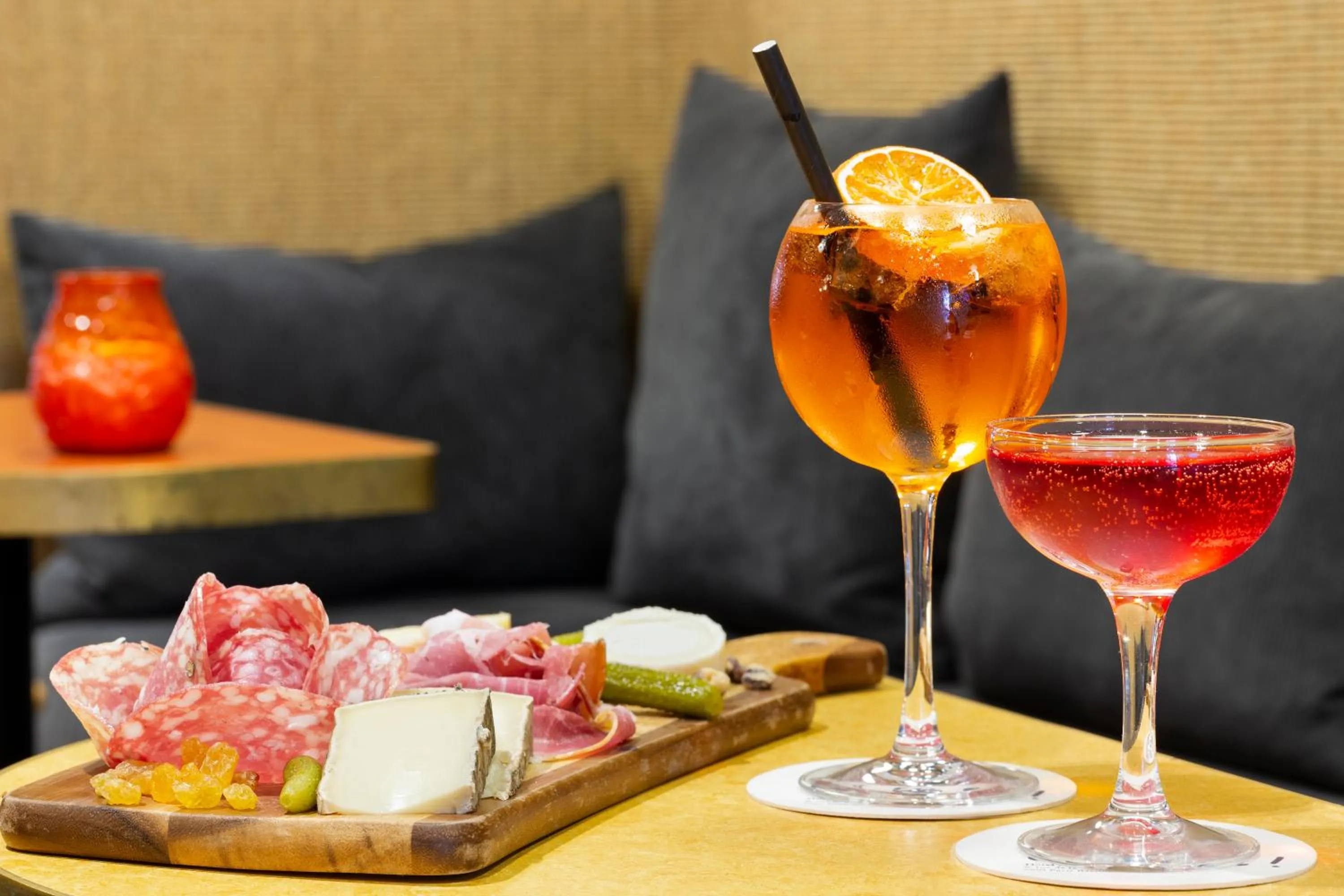 Lounge or bar in Oh la la ! Hotel Bar Paris Bastille