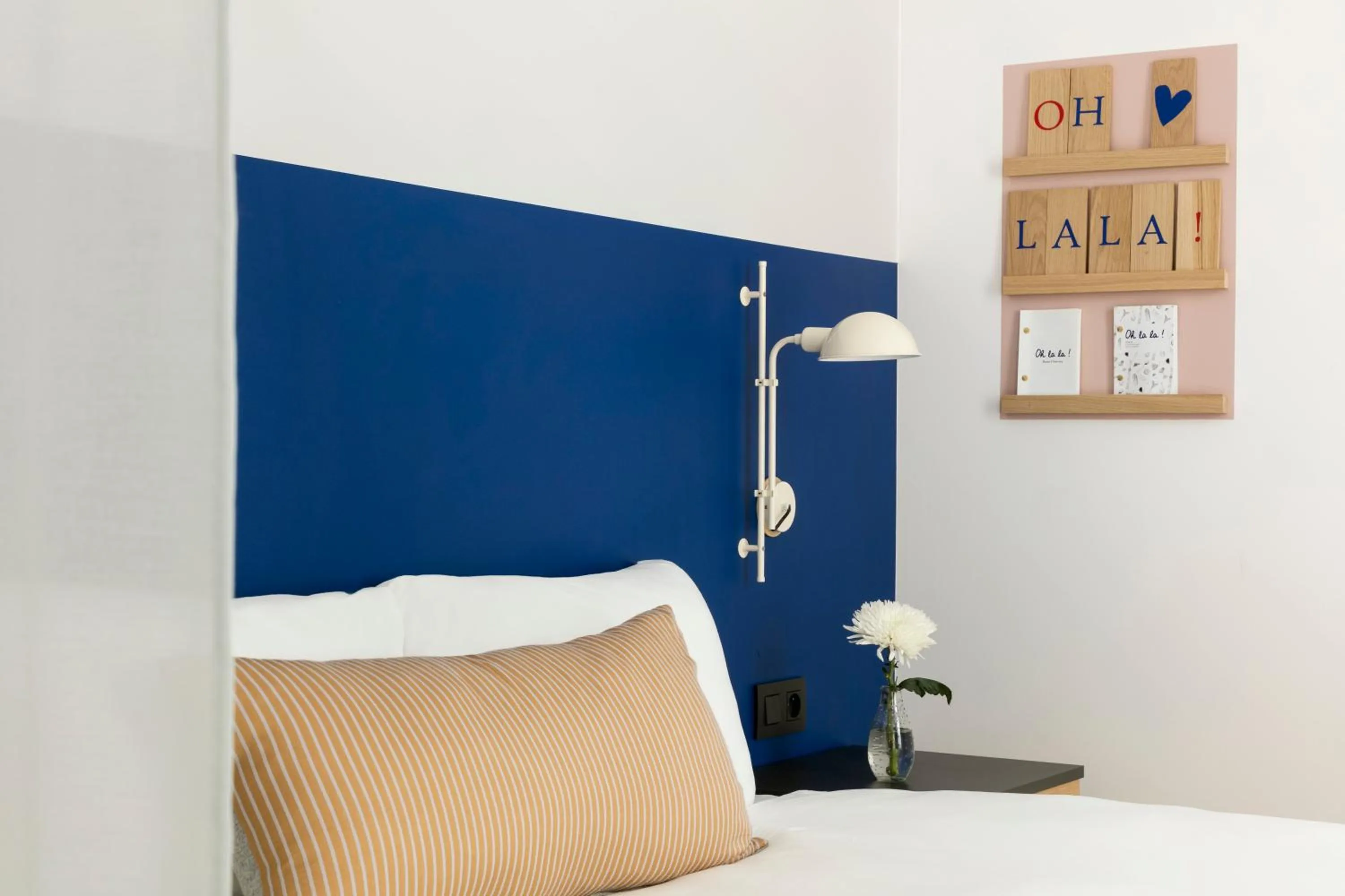 Decorative detail, Bed in Oh la la ! Hotel Bar Paris Bastille