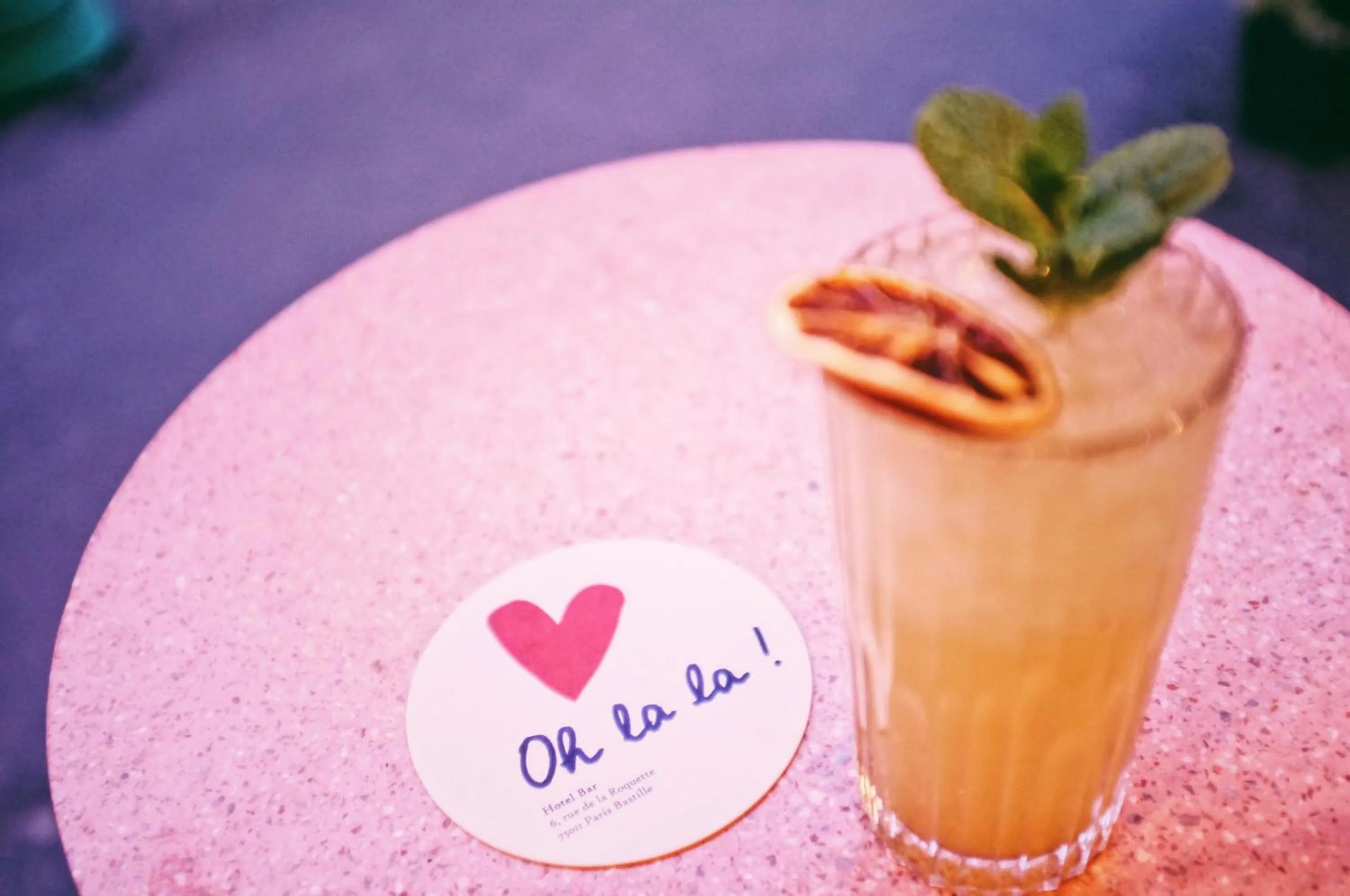 Lounge or bar in Oh la la ! Hotel Bar Paris Bastille