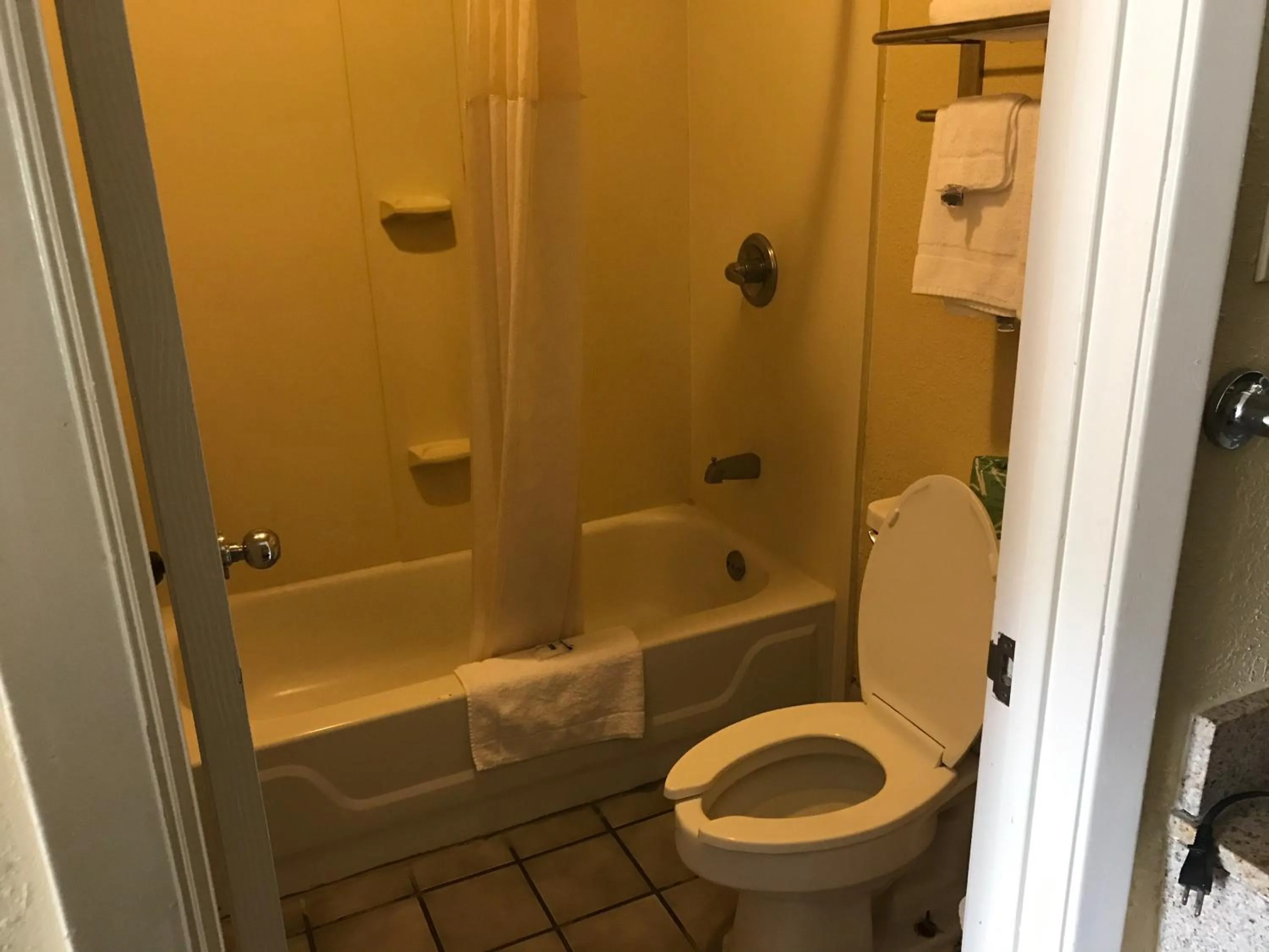 Shower in FairBridge Inn Express Natchez