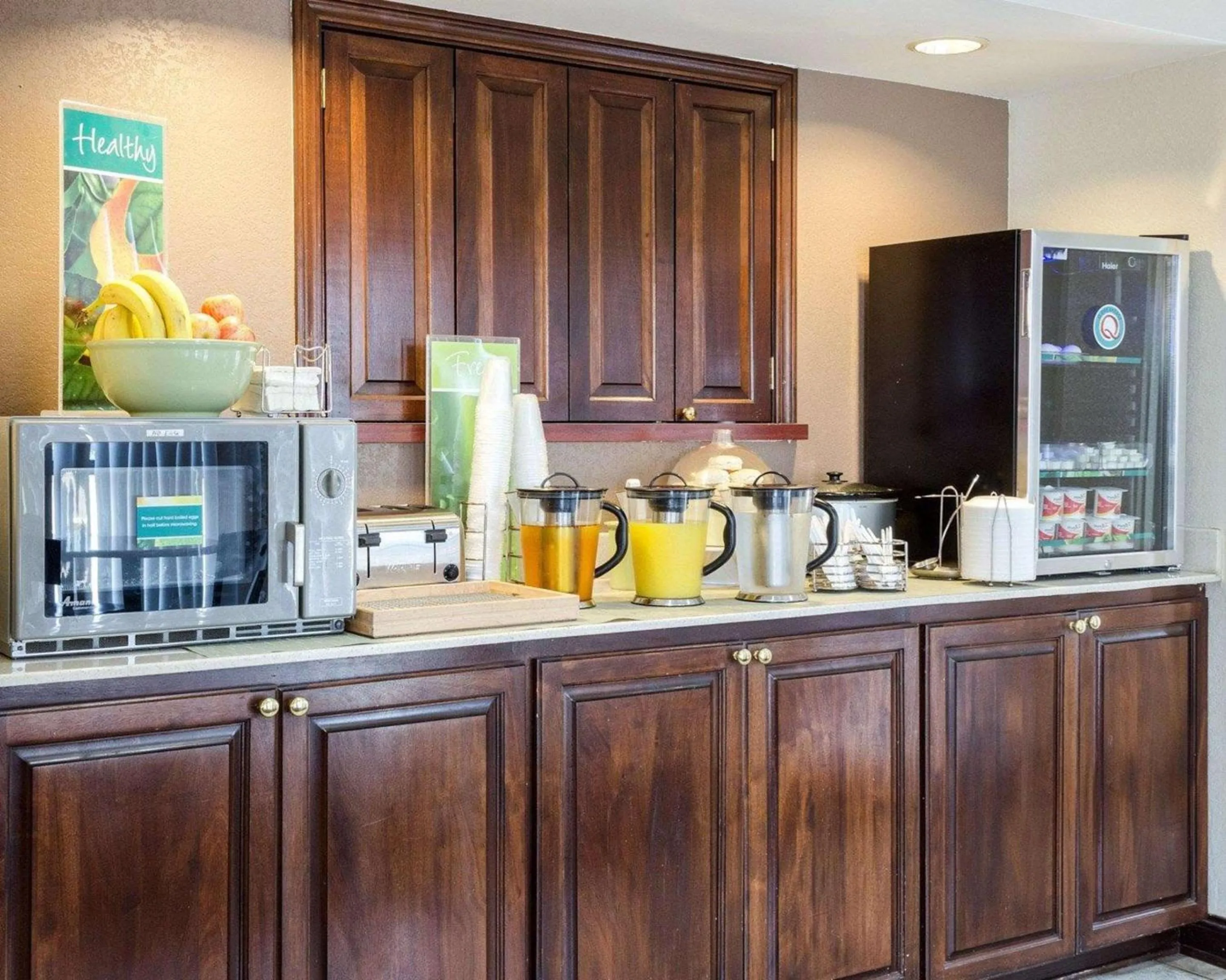 Restaurant/places to eat in Quality Inn