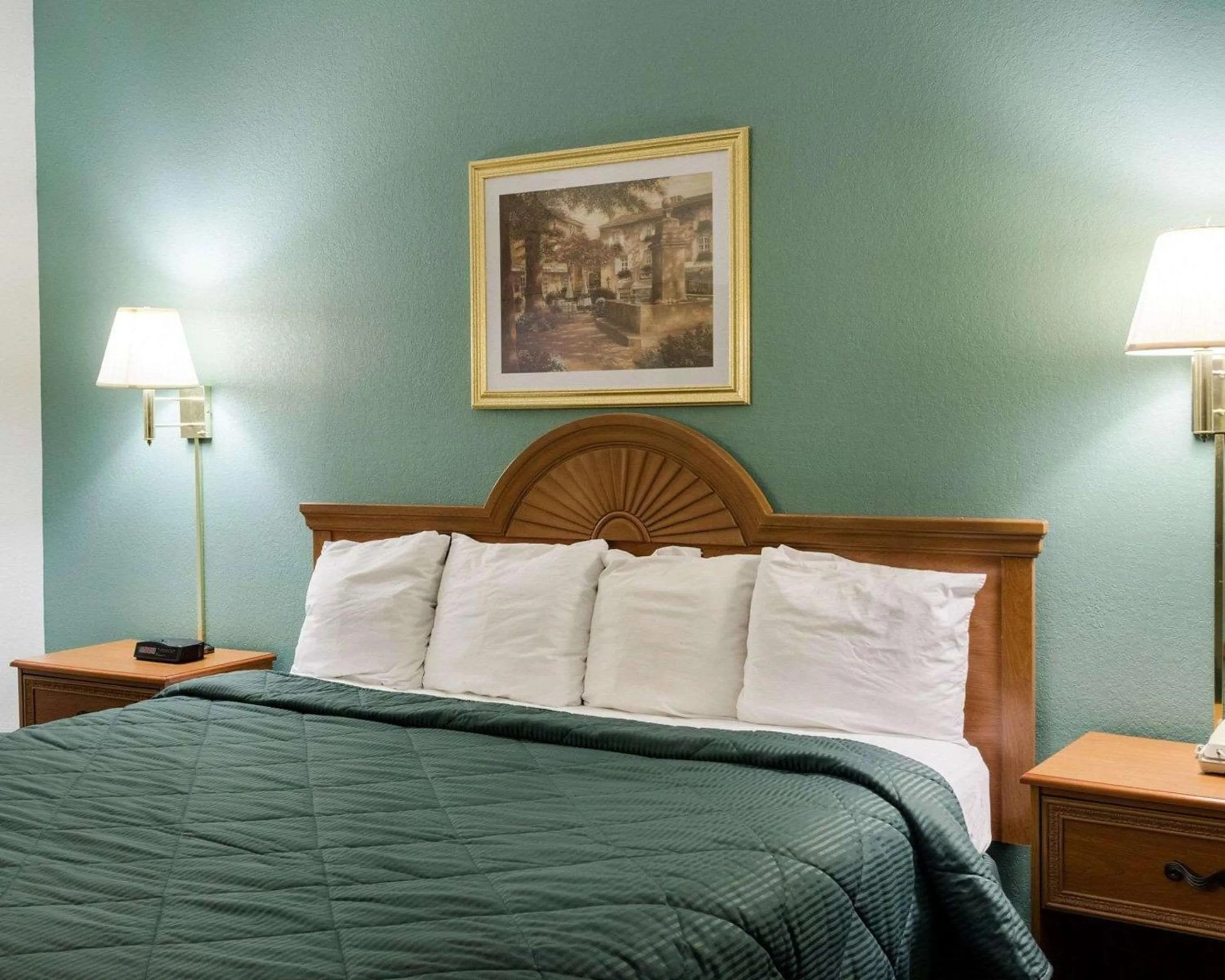 Photo of the whole room, Bed in Quality Inn