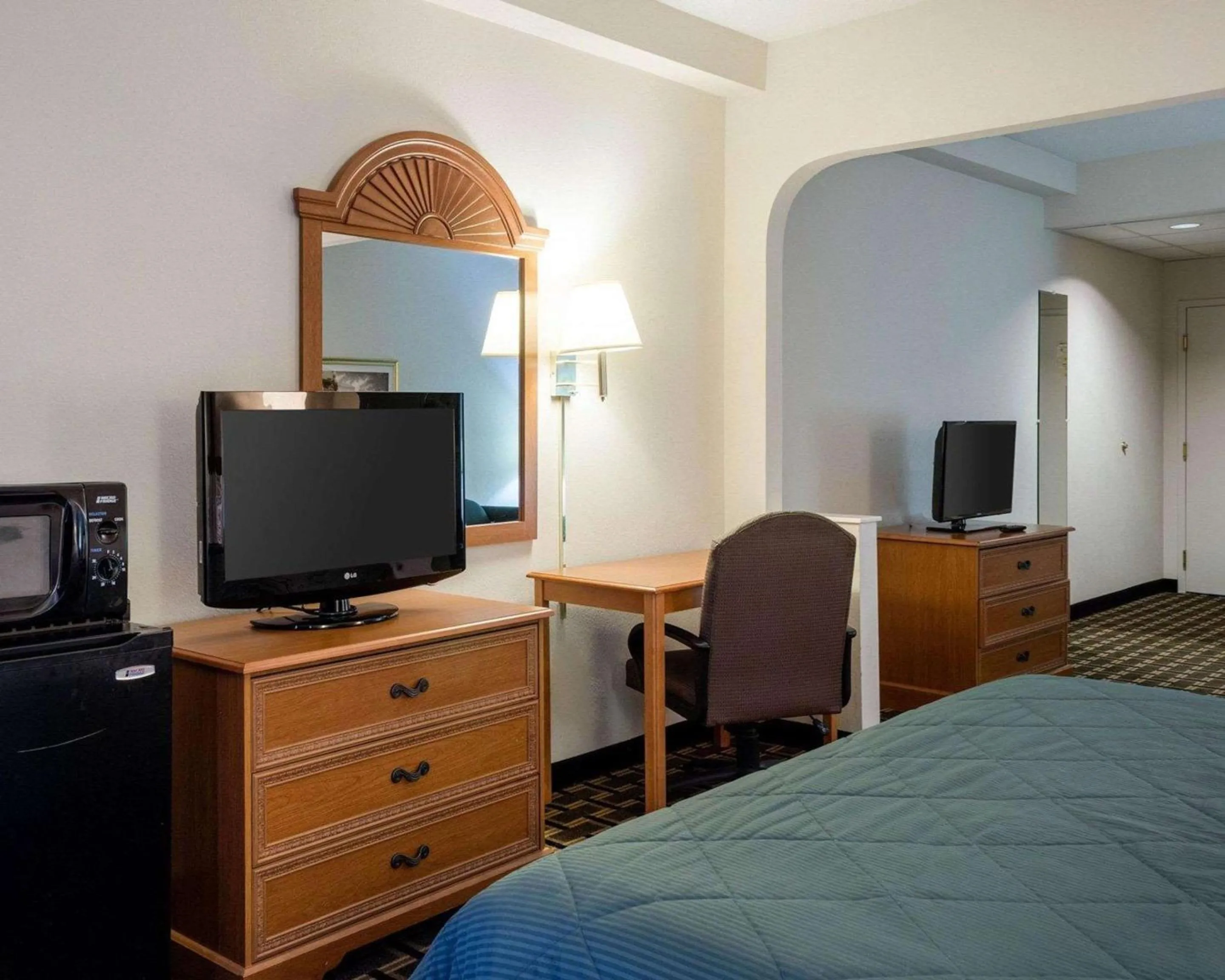 Photo of the whole room, Bed in Quality Inn