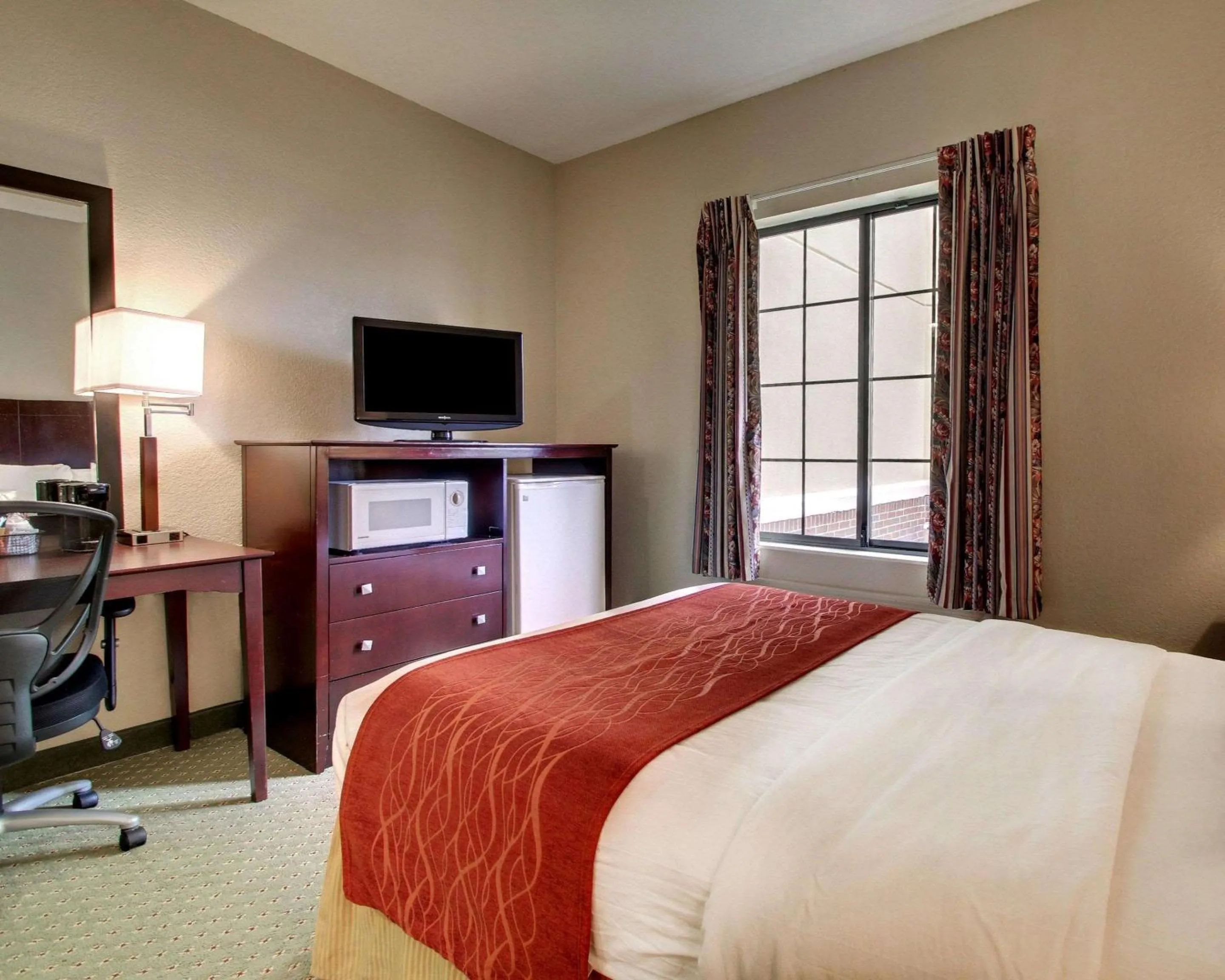 Photo of the whole room, Bed in Columbia Inn & Suites