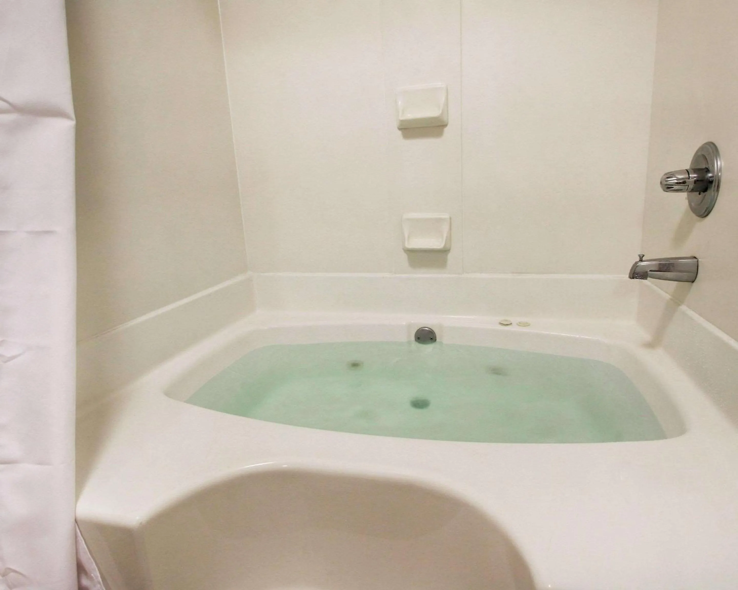 Photo of the whole room in Columbia Inn & Suites