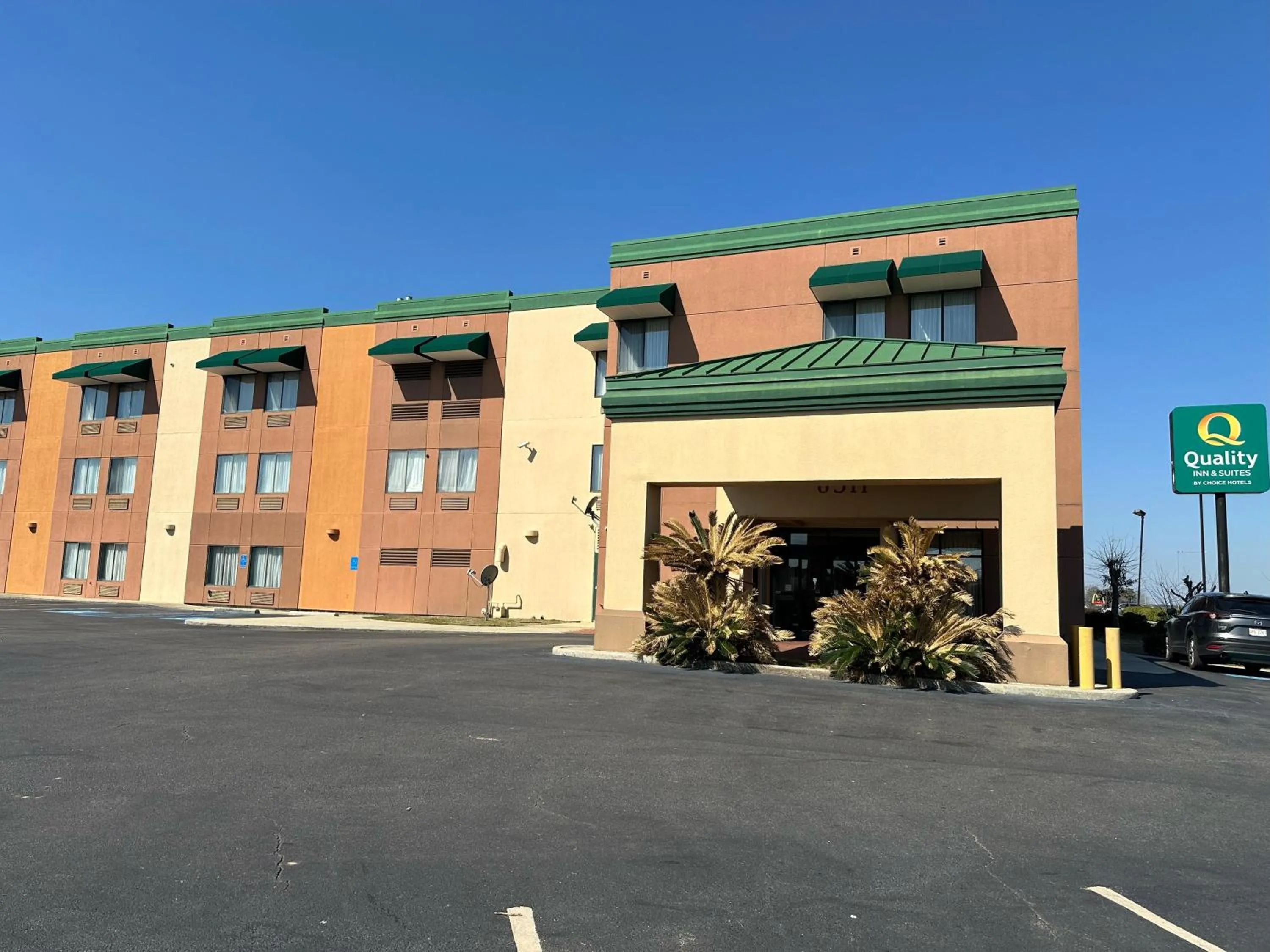 Property building in Quality Inn & Suites Hattiesburg North