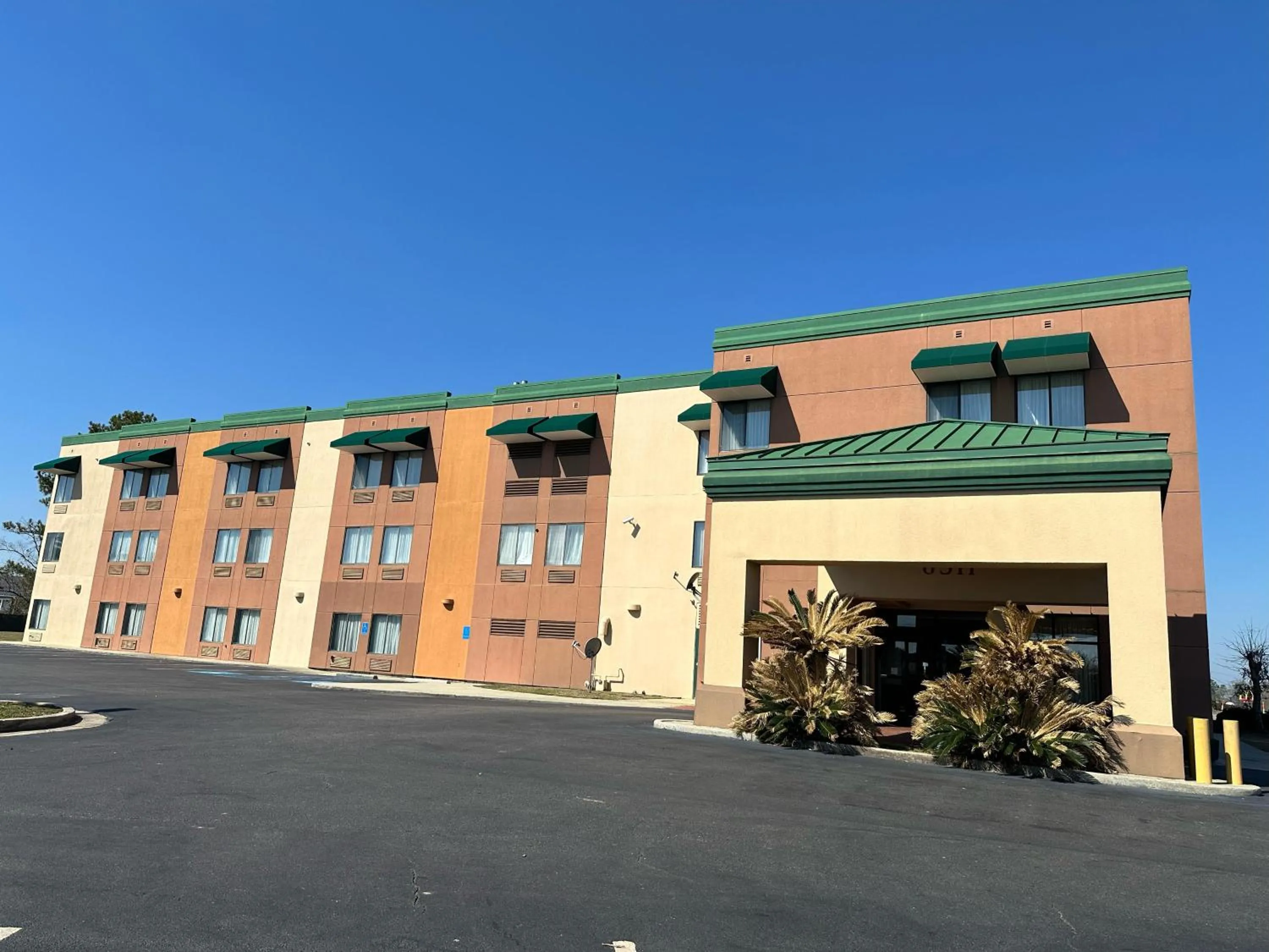 Property building in Quality Inn & Suites Hattiesburg North