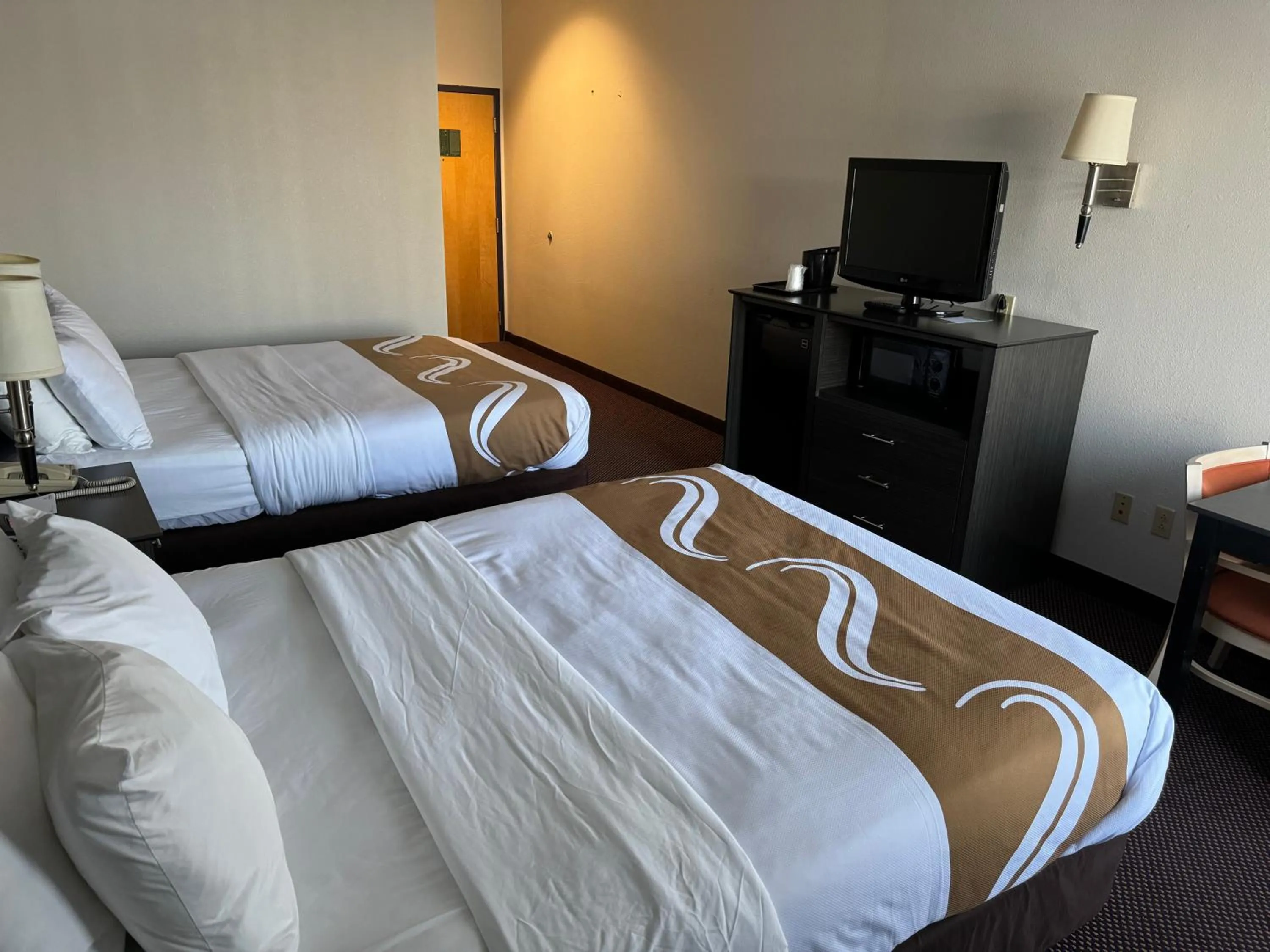 Bed in Quality Inn & Suites Hattiesburg North