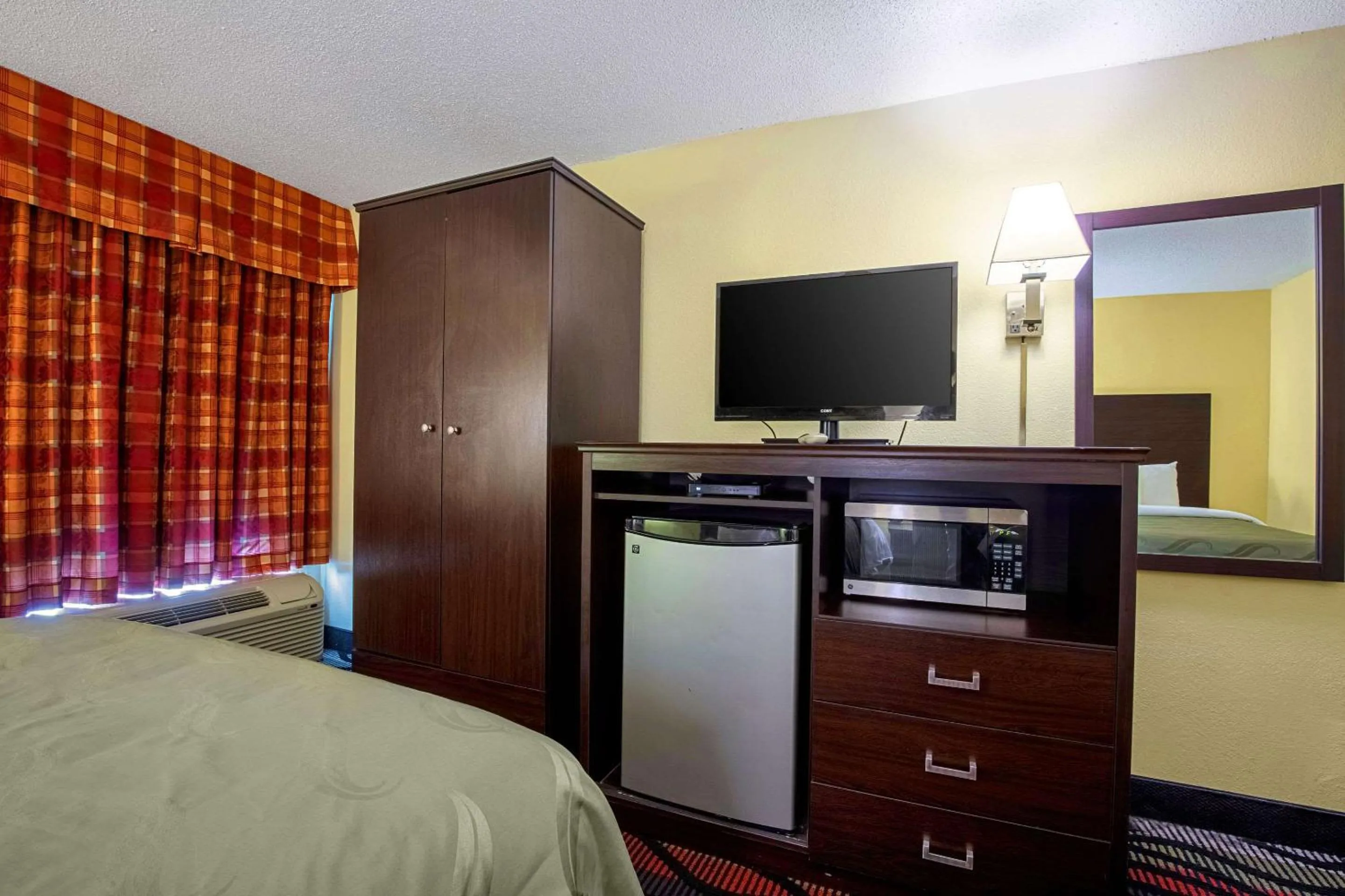 Photo of the whole room, Bed in Quality Inn Holly Springs South