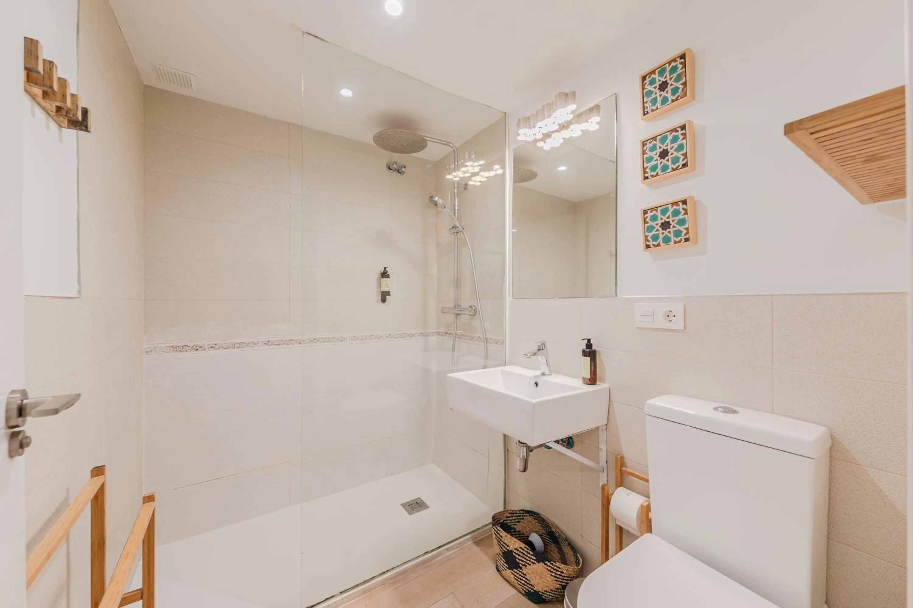 Shower in Green-Apartments Plaza del Pan