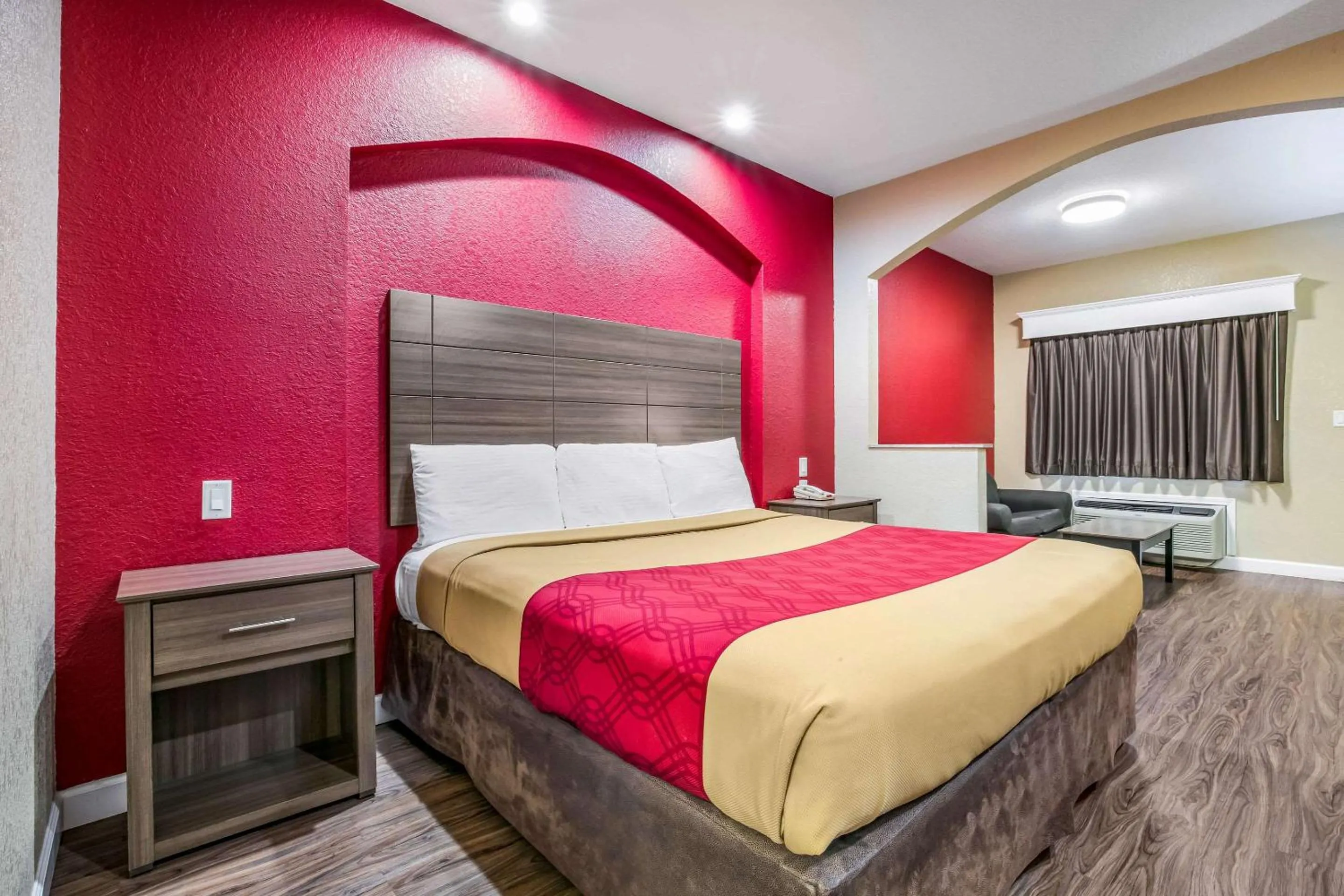 Photo of the whole room, Bed in Econo Lodge Inn & Suites Horn Lake - Southhaven