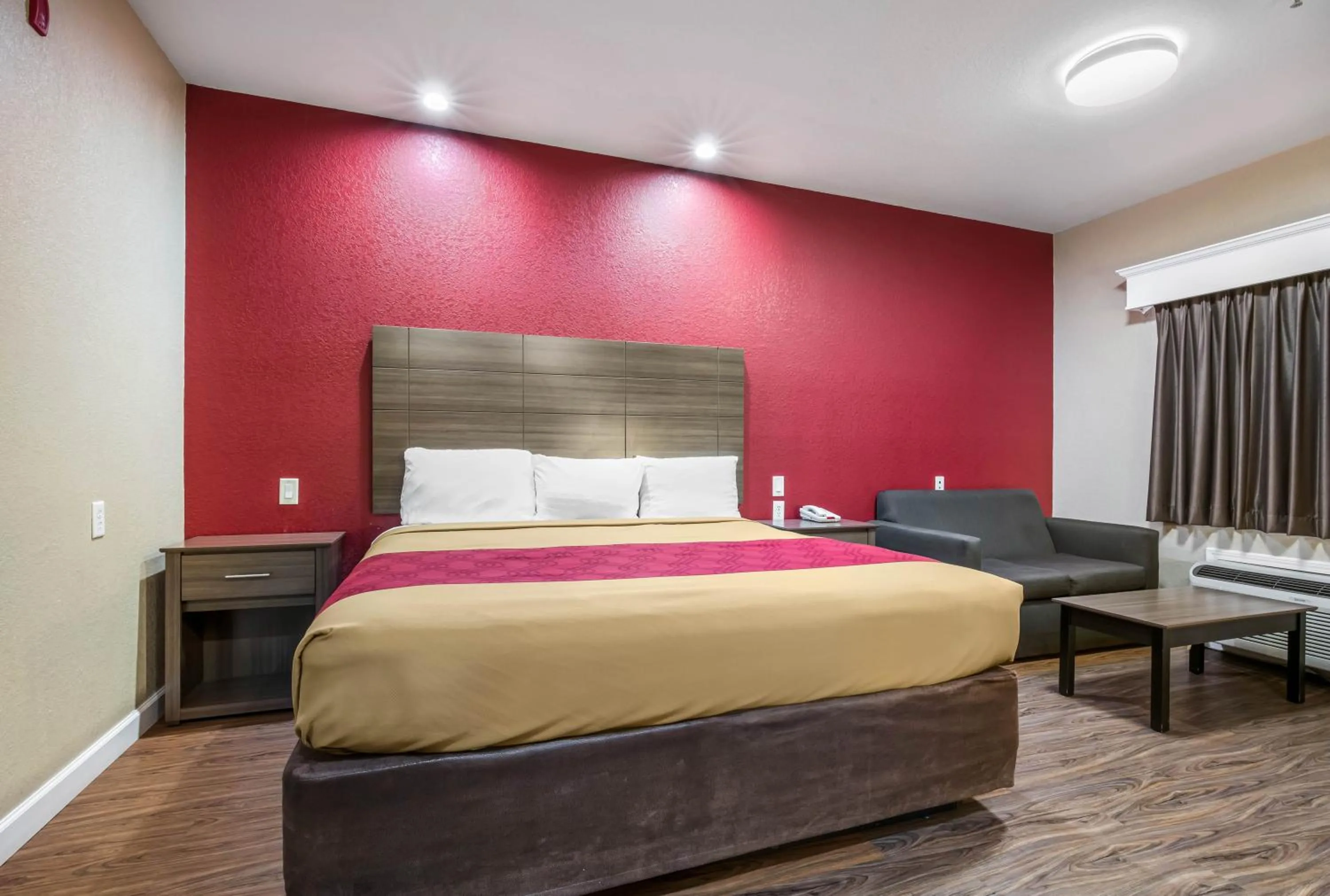 Bed in Econo Lodge Inn & Suites Horn Lake - Southhaven