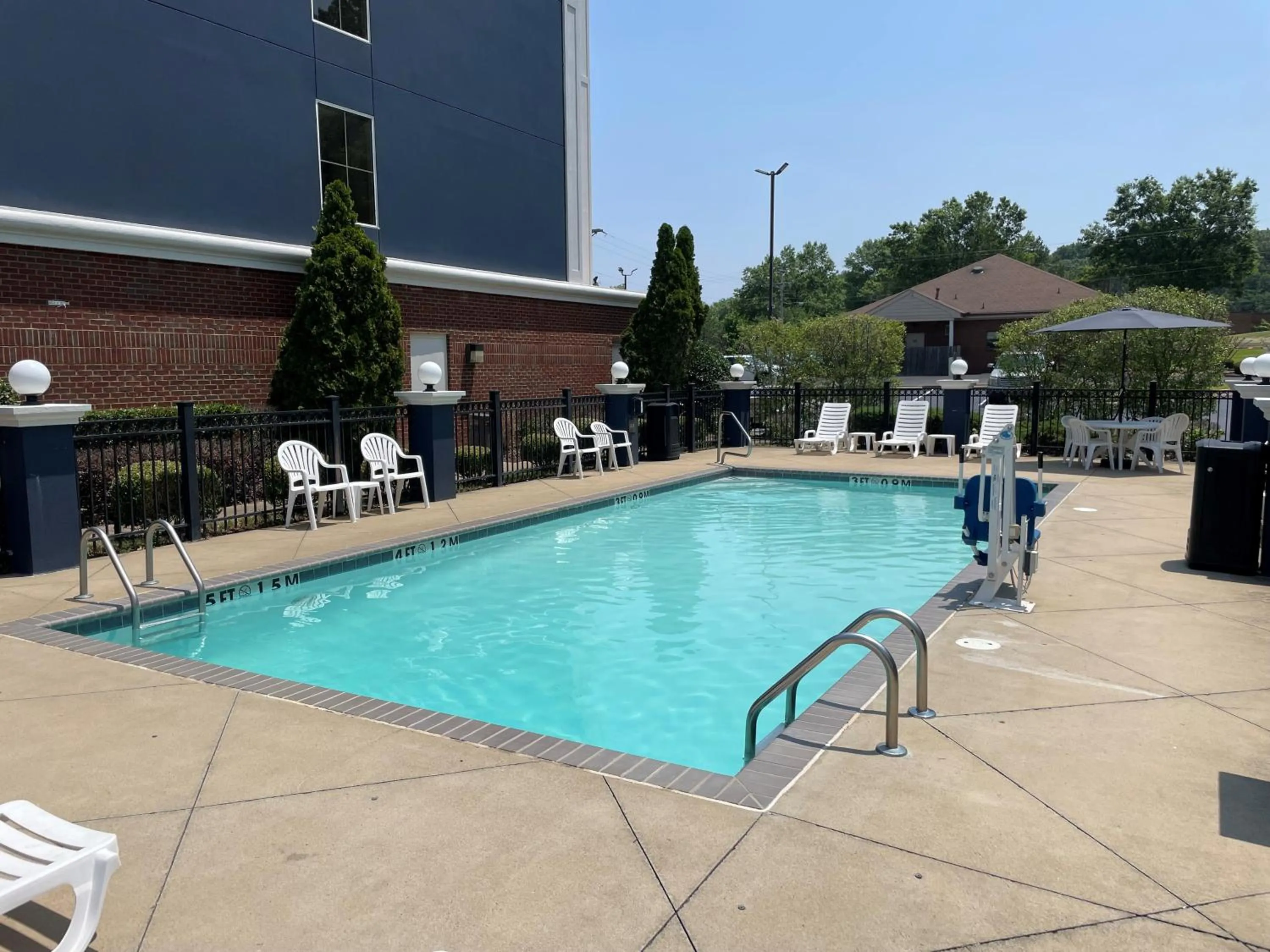 Swimming pool in Comfort Suites Olive Branch - Memphis South