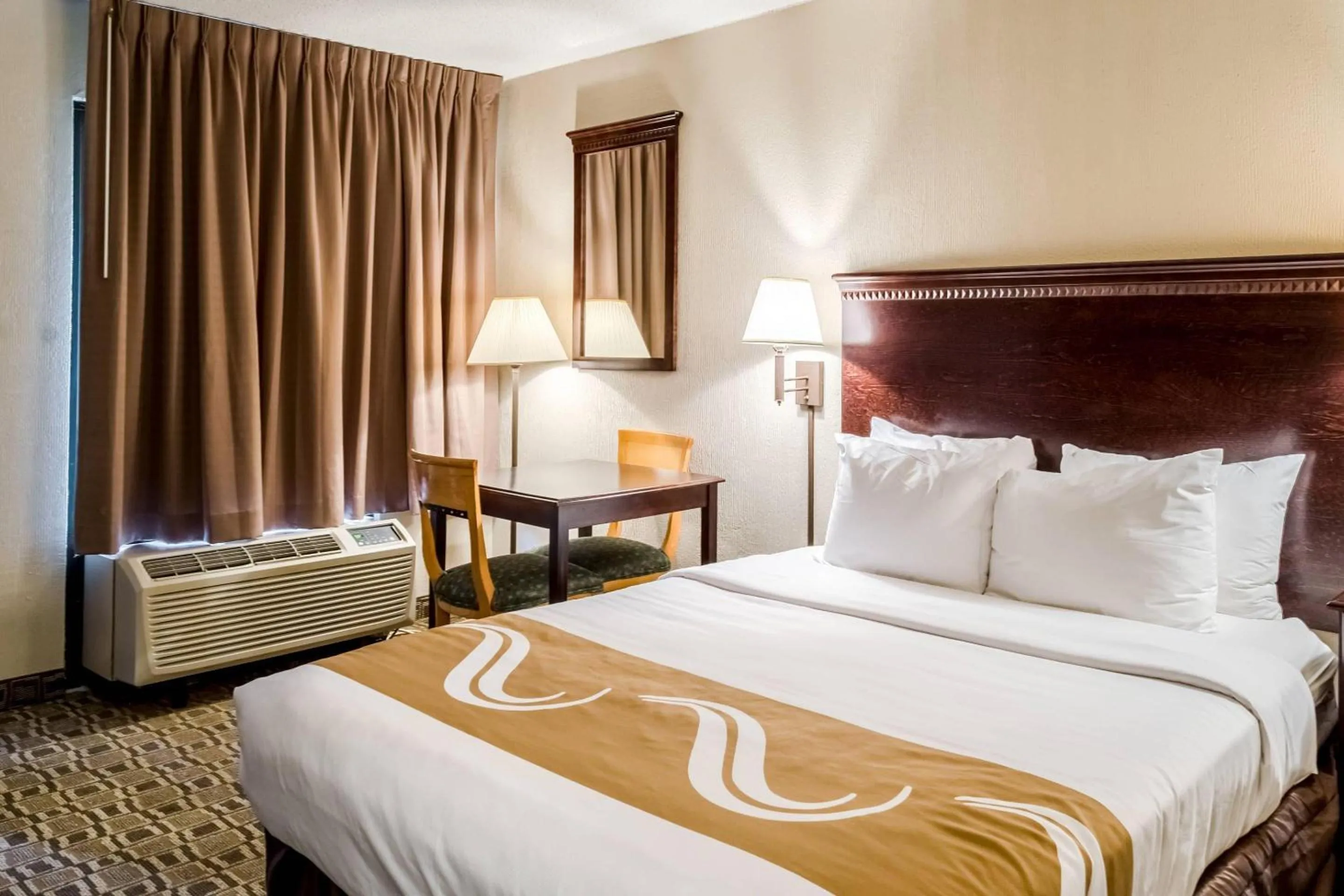 Bedroom, Bed in Quality Inn Moss Point - Pascagoula