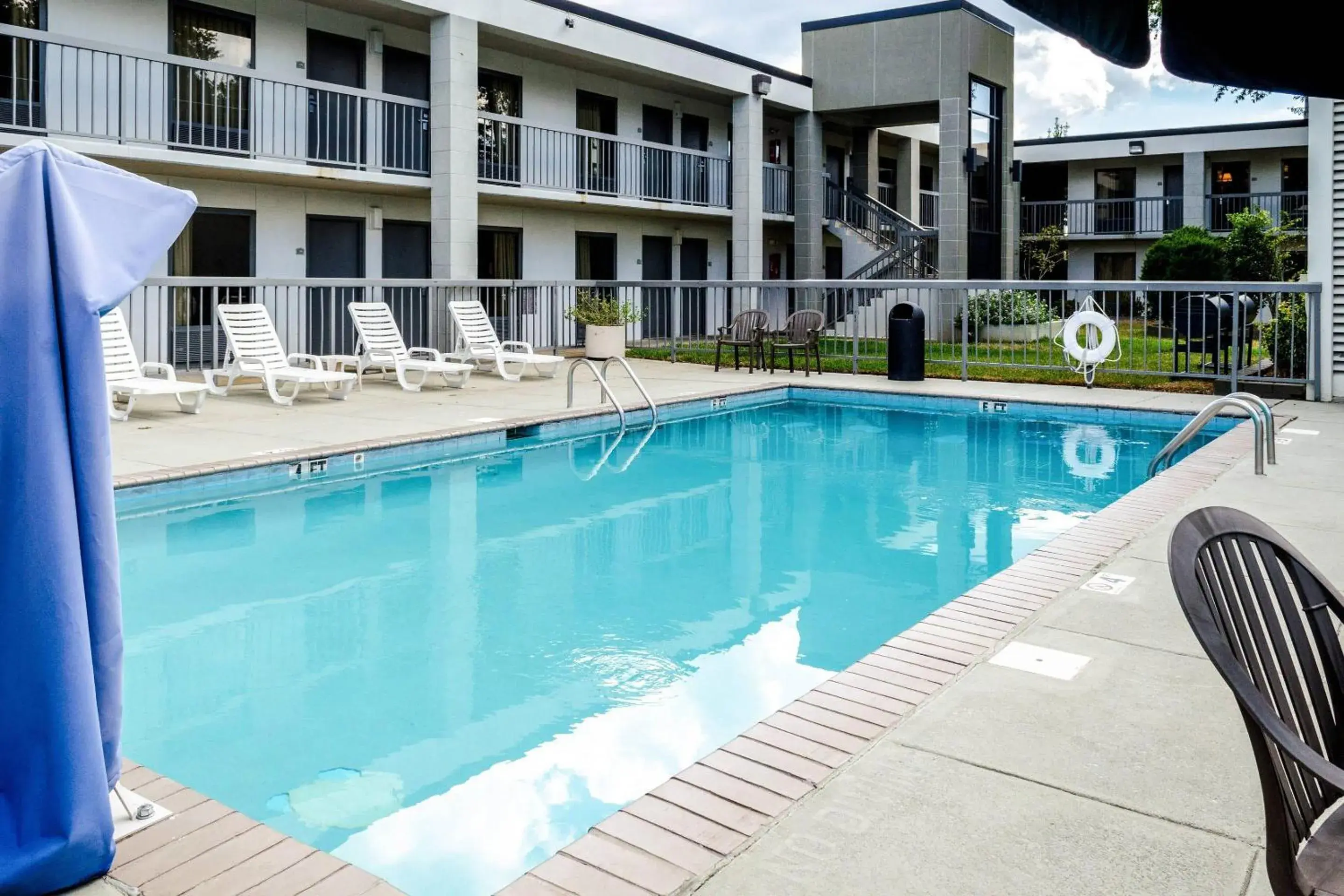 Swimming pool in Quality Inn Moss Point - Pascagoula Swimming pool in Quality Inn Moss Point - Pascagoula