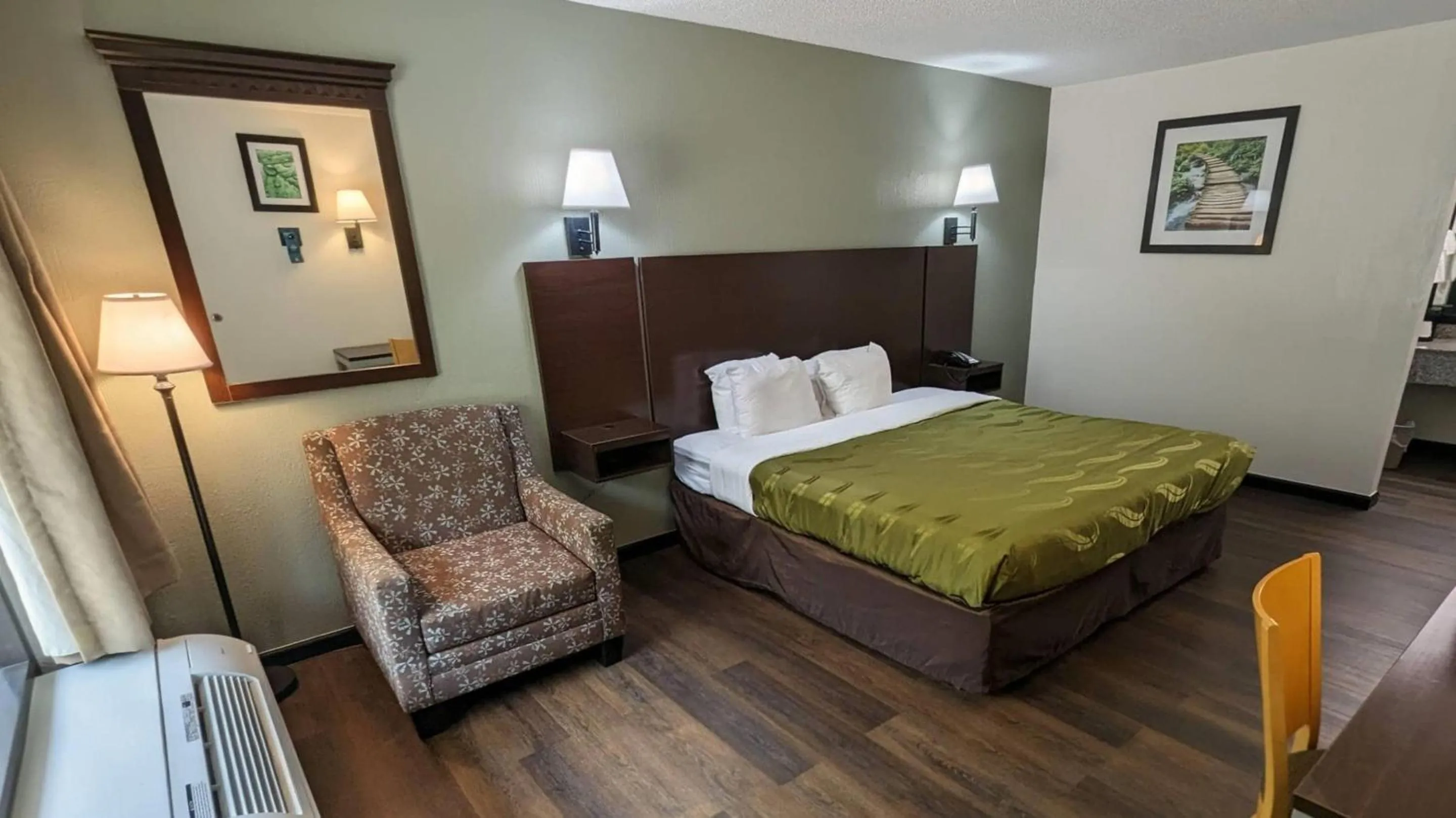 Bedroom, Bed in Quality Inn Moss Point - Pascagoula