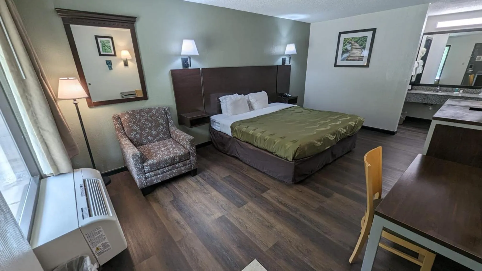 Bedroom, Bed in Quality Inn Moss Point - Pascagoula