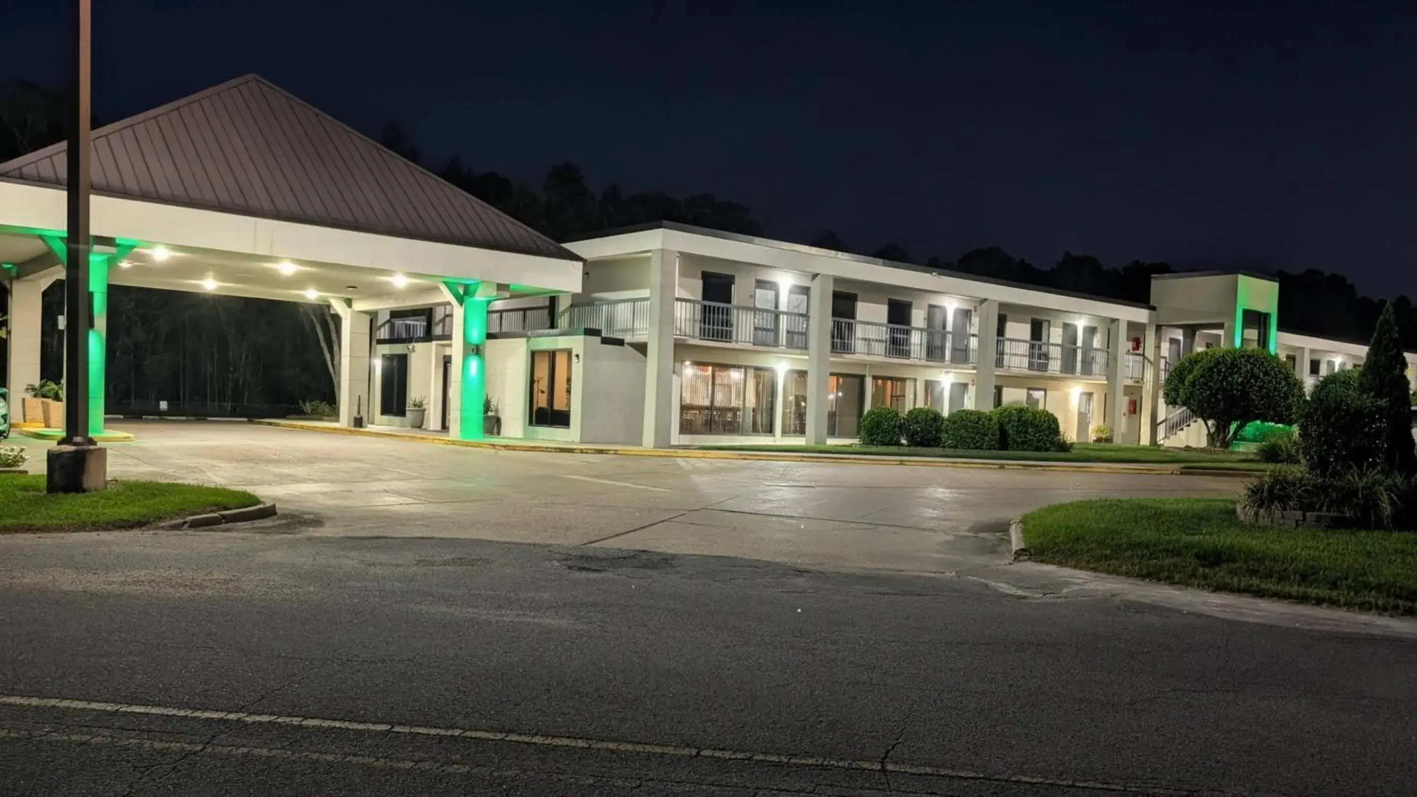 Property building in Quality Inn Moss Point - Pascagoula Property building in Quality Inn Moss Point - Pascagoula