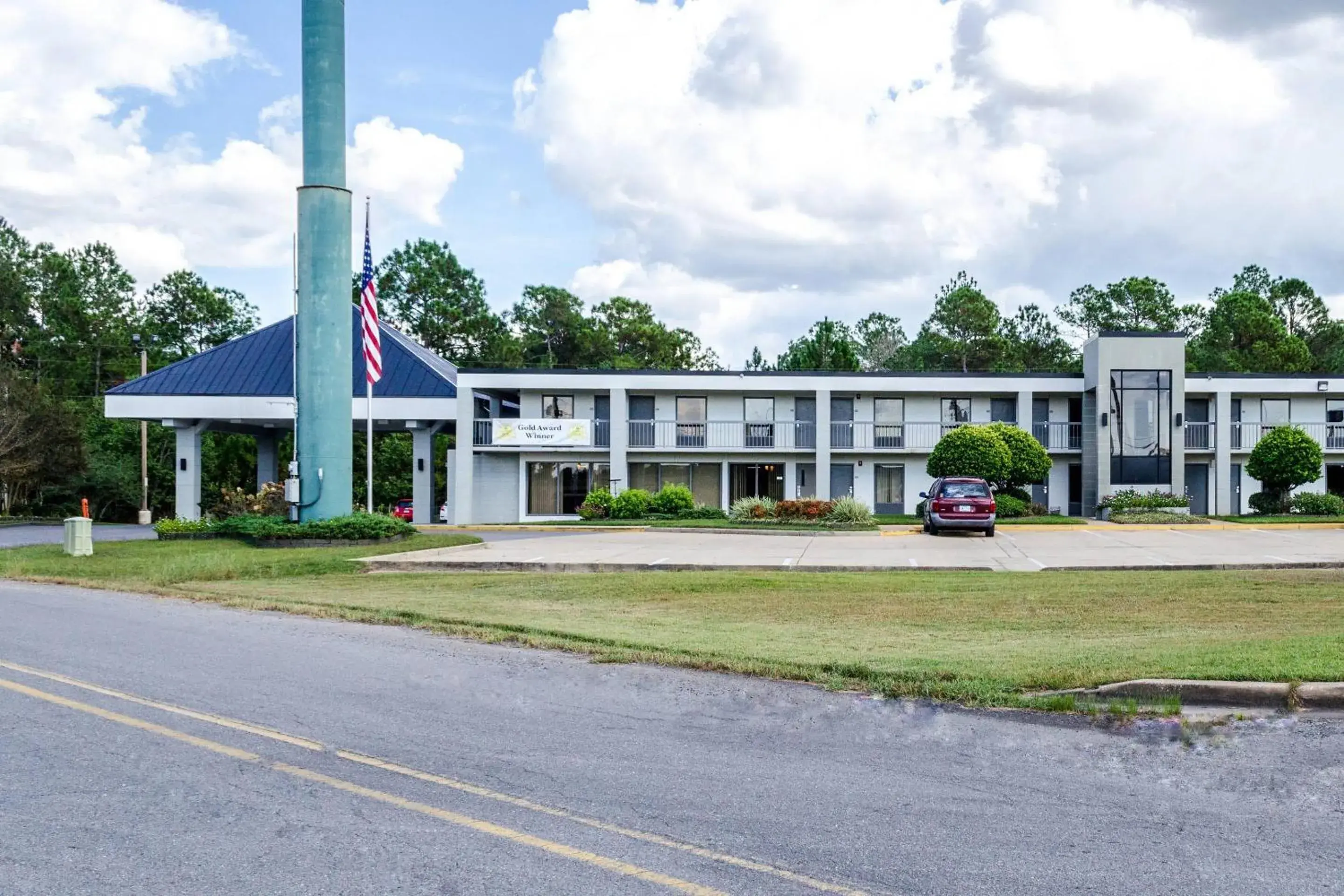 Property building in Quality Inn Moss Point - Pascagoula Property building in Quality Inn Moss Point - Pascagoula