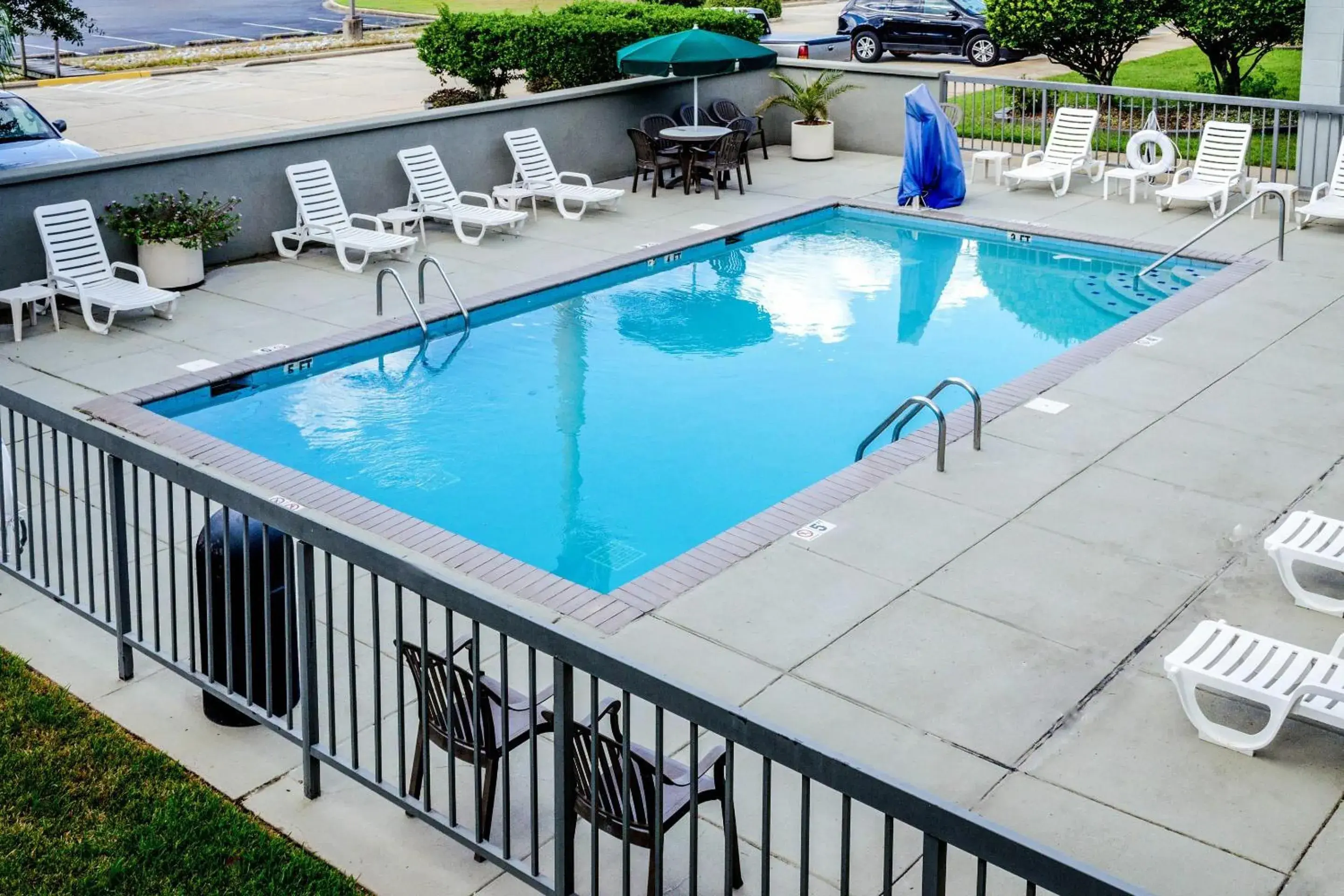 Swimming pool in Quality Inn Moss Point - Pascagoula Swimming pool in Quality Inn Moss Point - Pascagoula