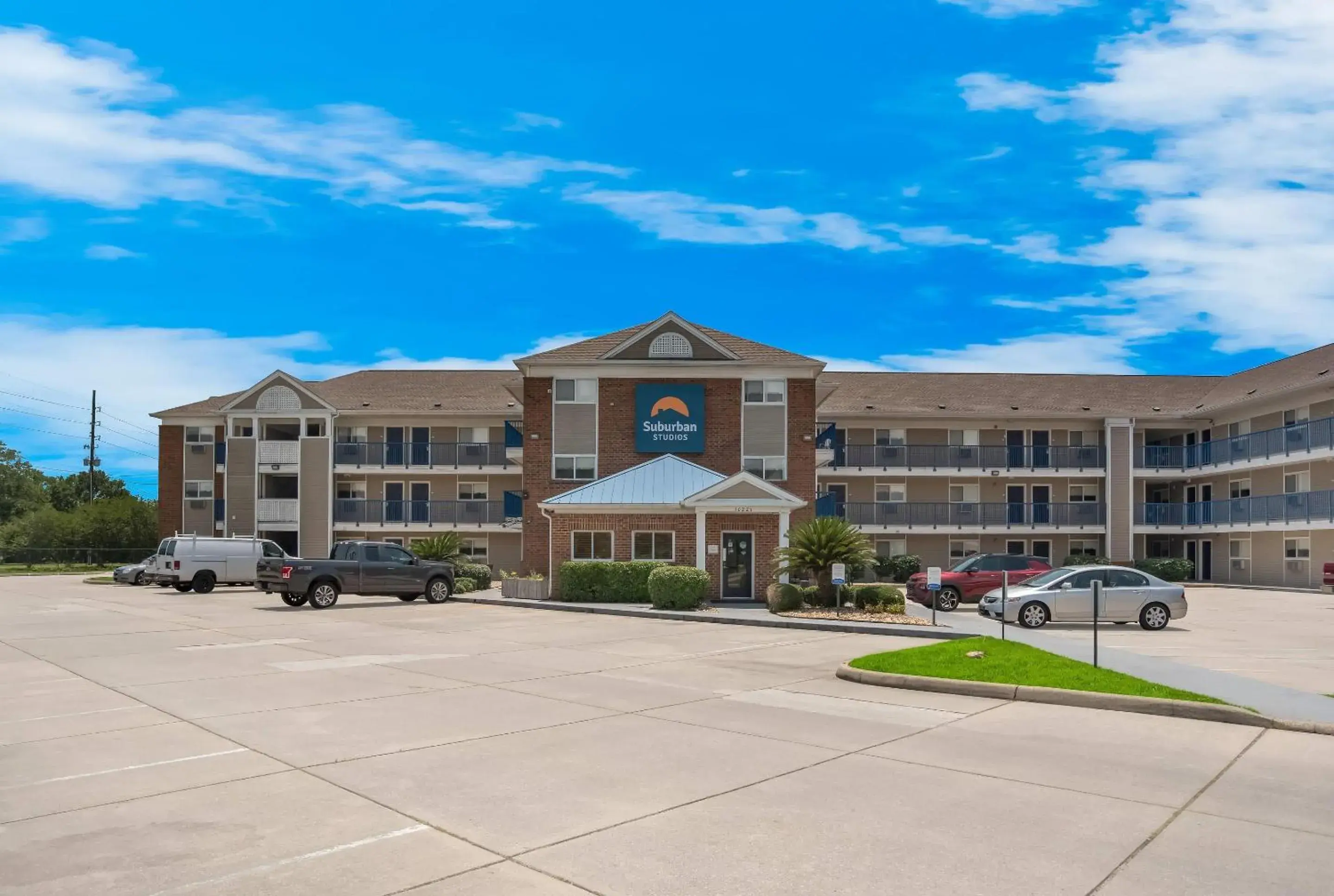 Property building in Suburban Studios Biloxi North Area Property building in Suburban Studios Biloxi North Area