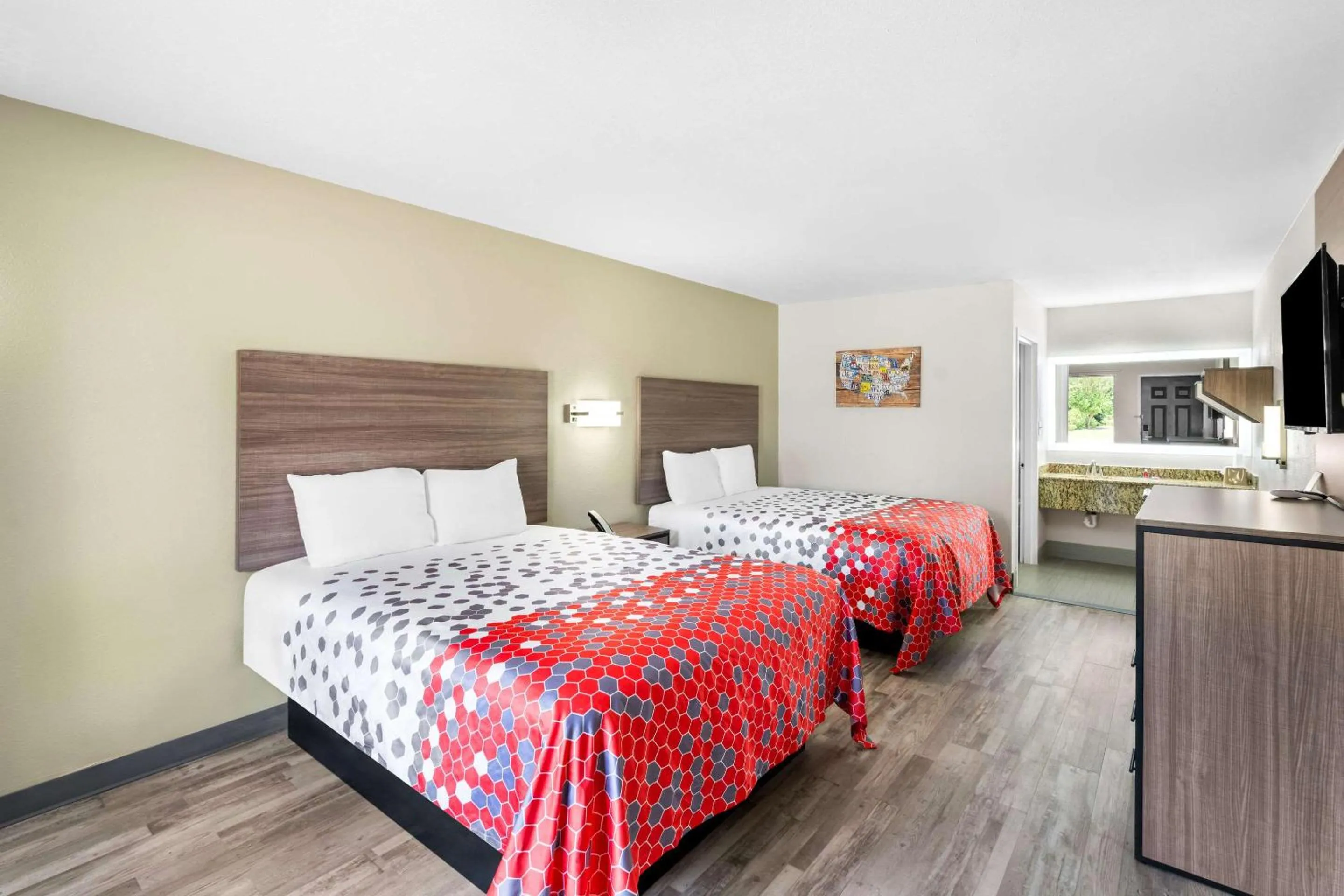 Bedroom, Bed in Econo Lodge Inn & Suites Ocean Springs - Biloxi
