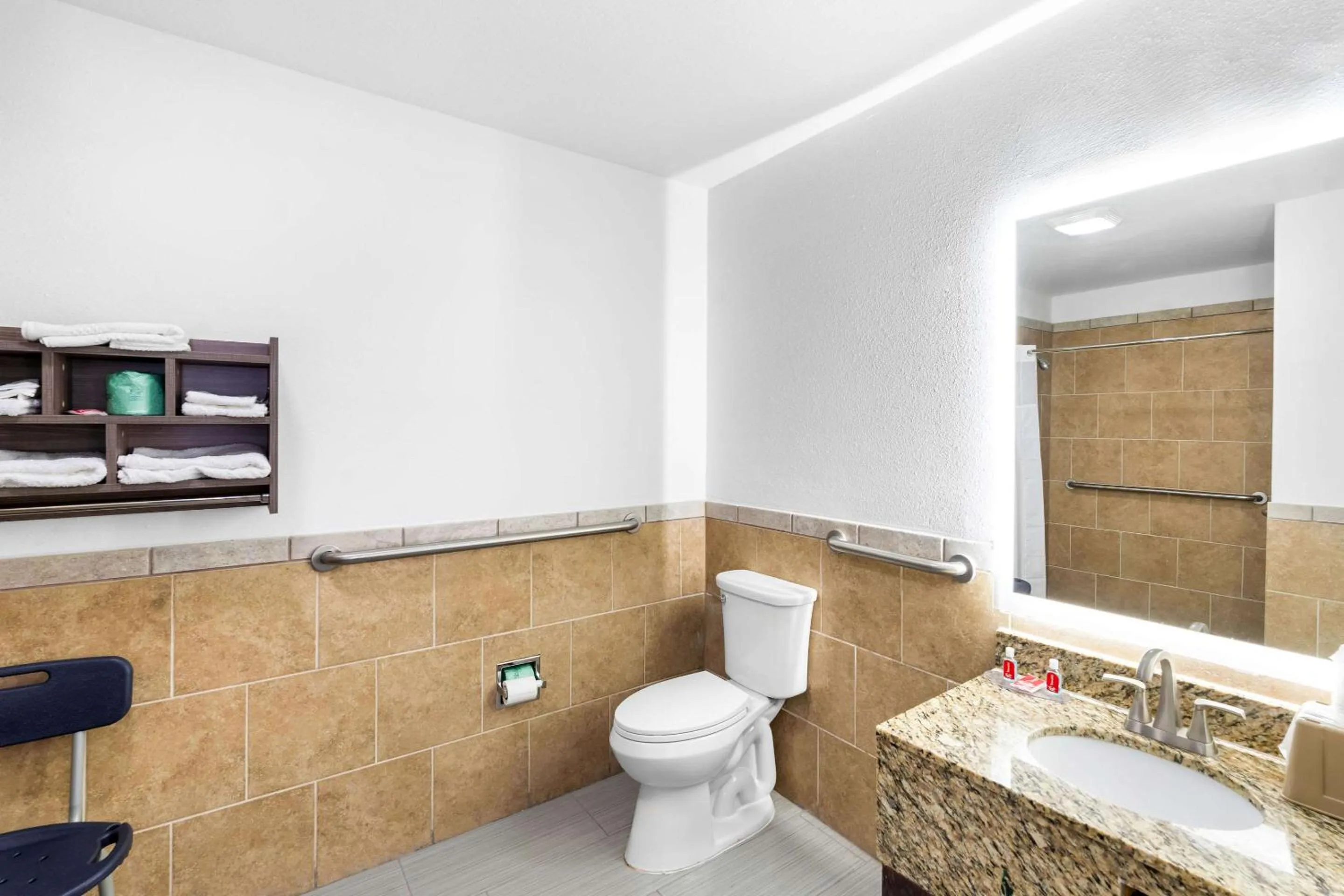 Bedroom in Econo Lodge Inn & Suites Ocean Springs - Biloxi