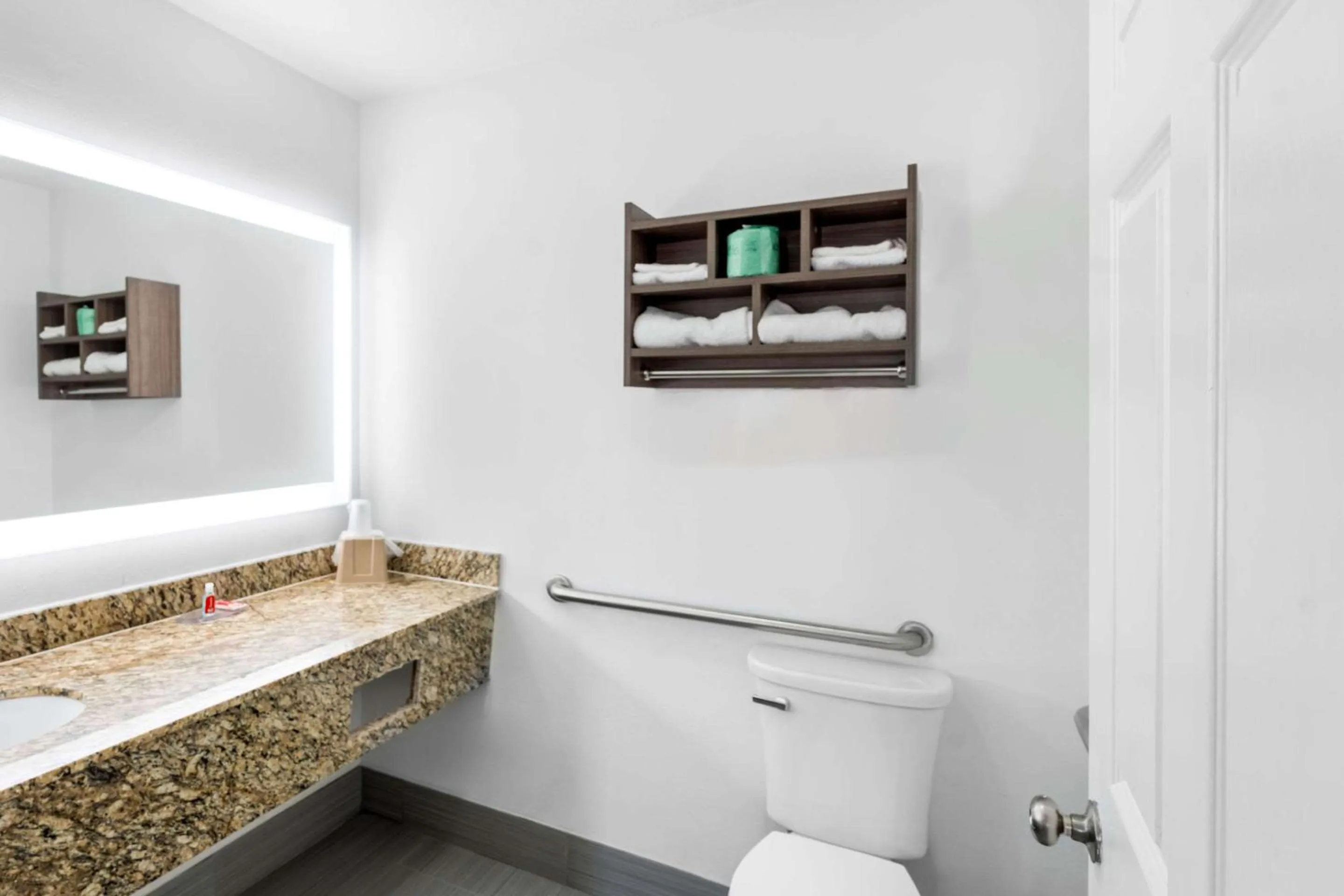 Bedroom in Econo Lodge Inn & Suites Ocean Springs - Biloxi