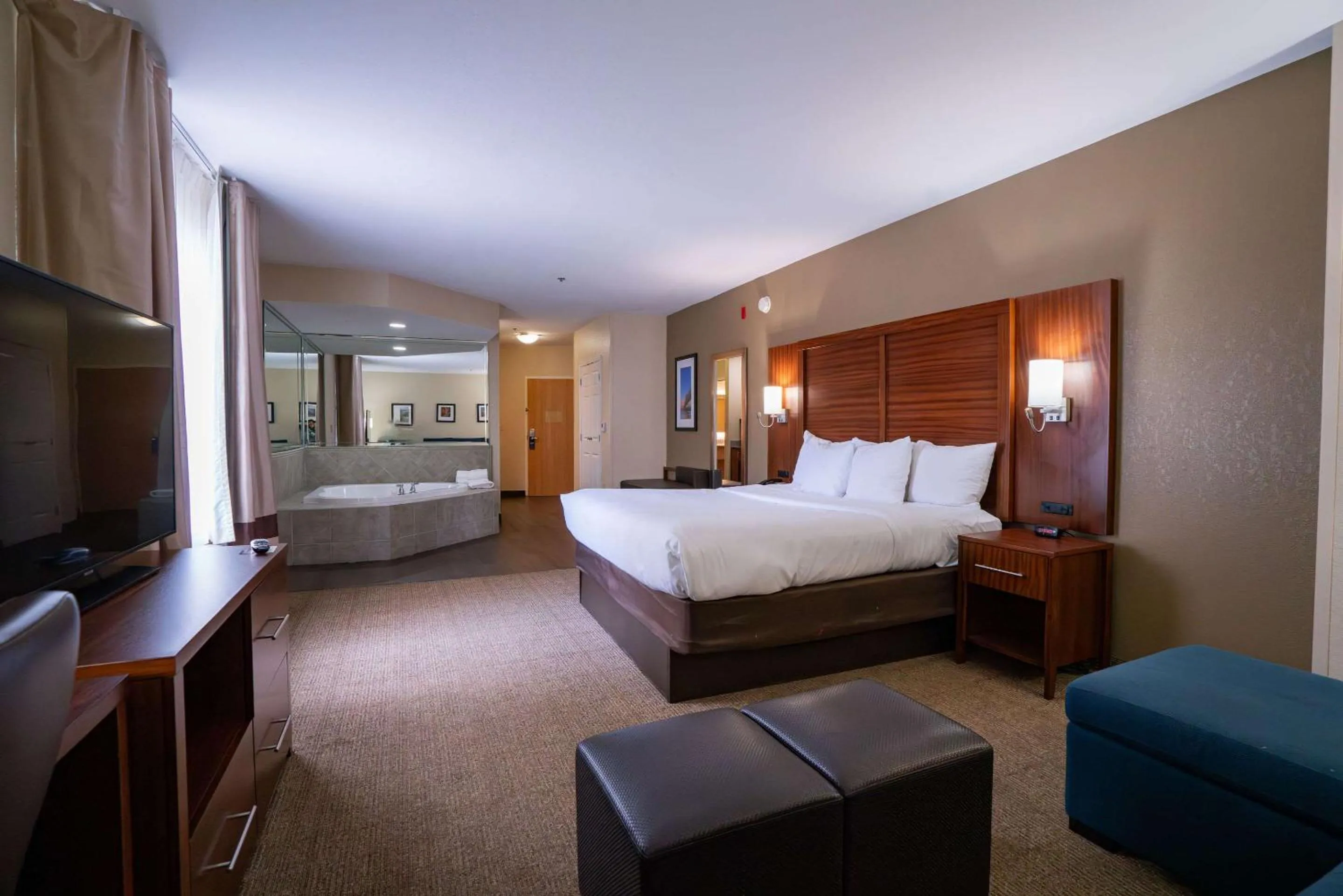 Bedroom, Bed in Comfort Suites Flowood - Jackson Airport