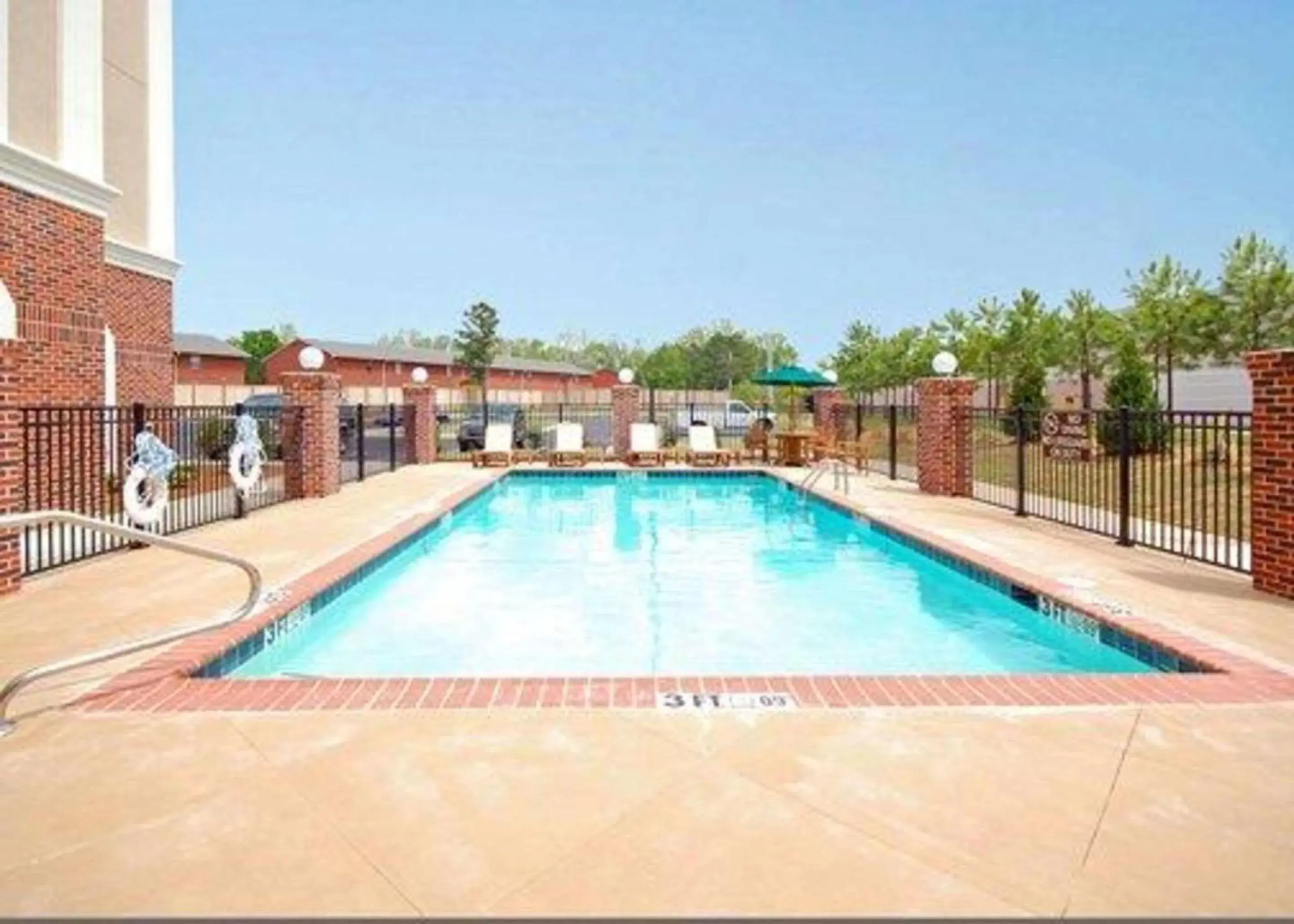 Swimming pool in Comfort Suites Flowood - Jackson Airport Swimming pool in Comfort Suites Flowood - Jackson Airport