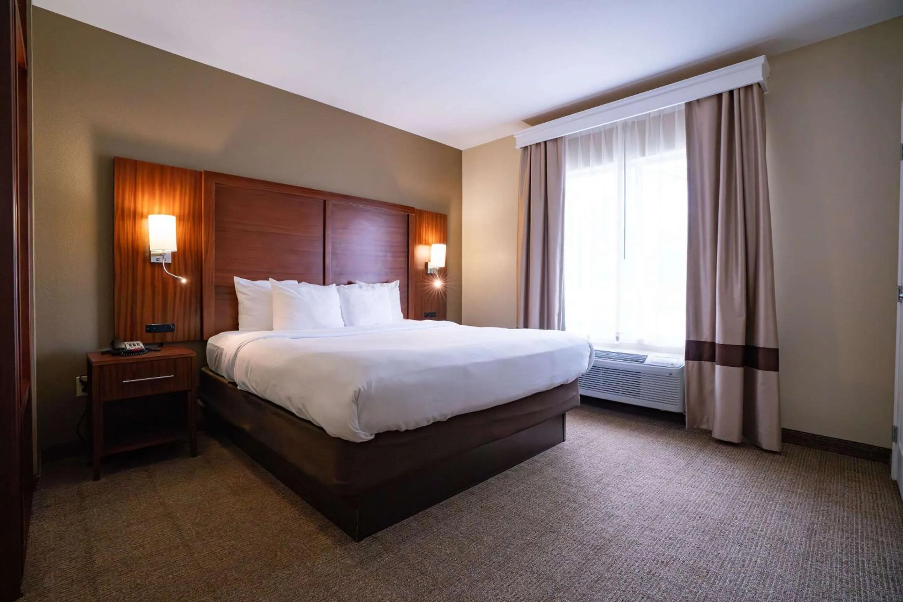 Bedroom, Bed in Comfort Suites Flowood - Jackson Airport