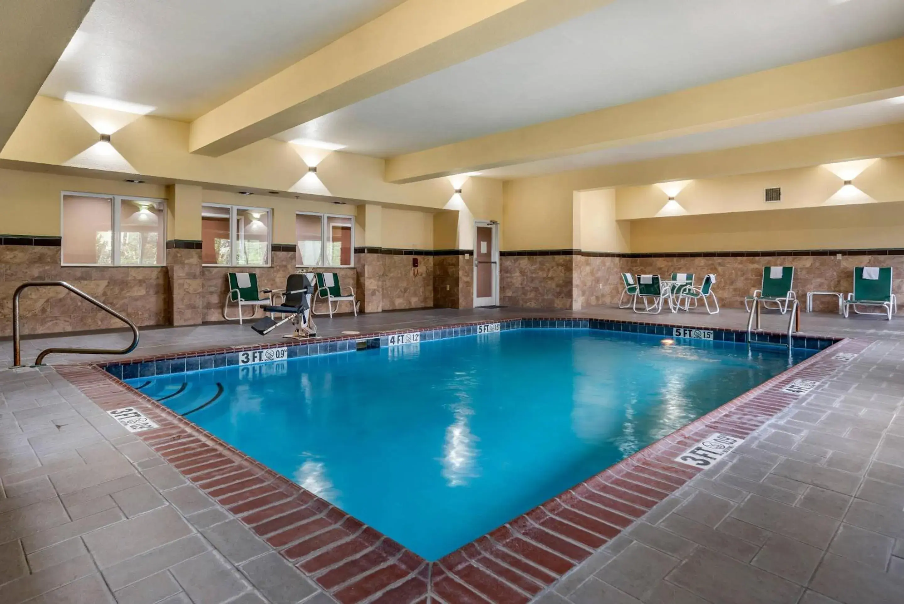 Swimming pool in Comfort Suites Vicksburg Swimming pool in Comfort Suites Vicksburg