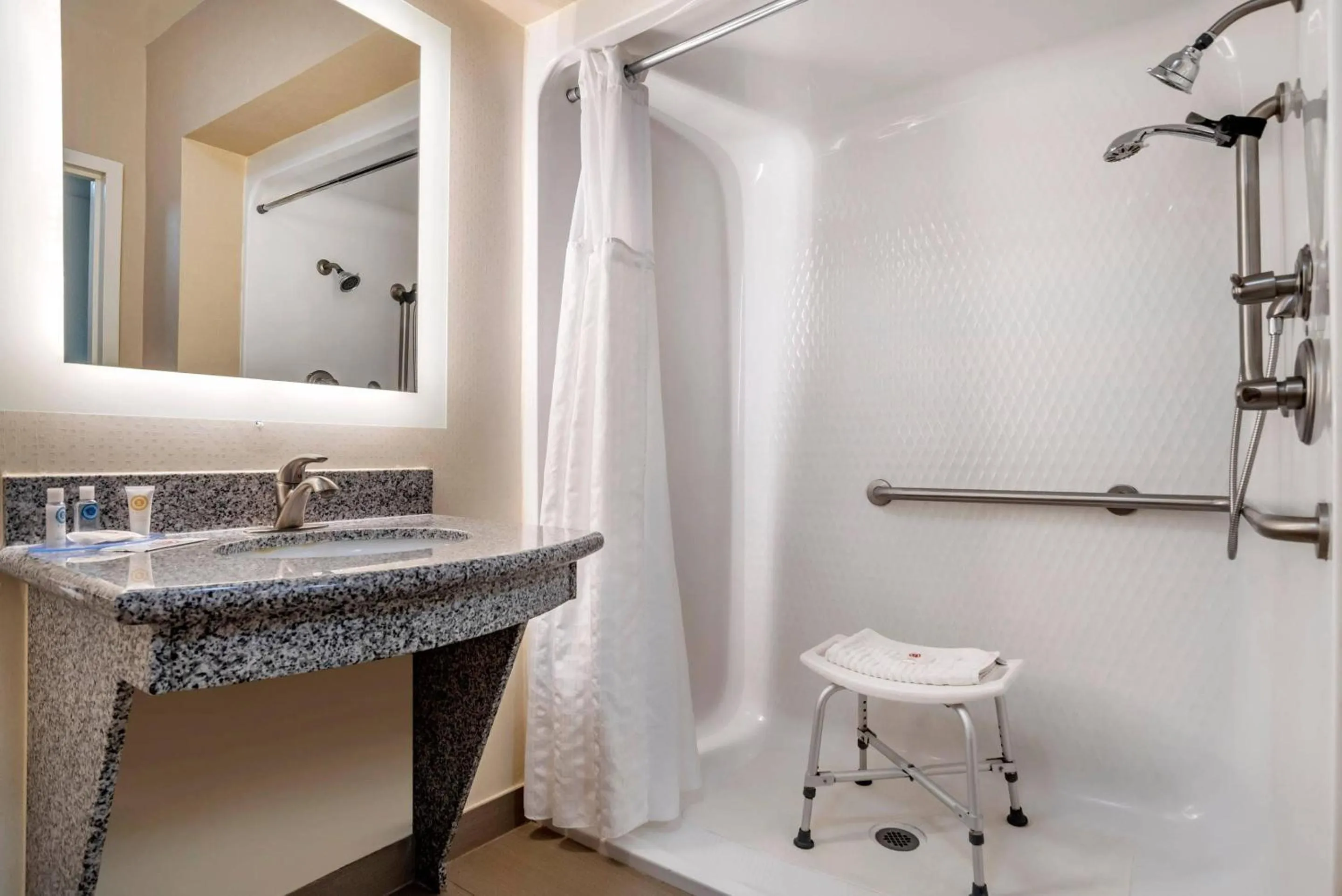 Bedroom in Comfort Suites Vicksburg