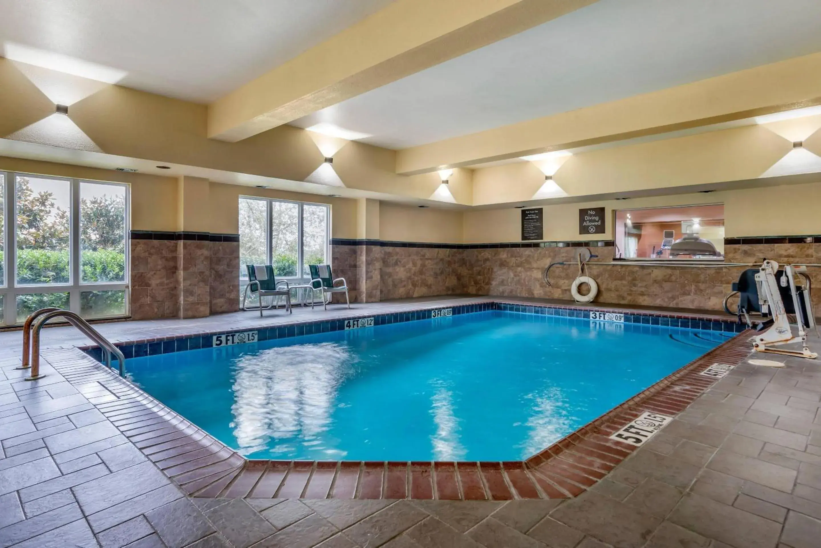 Swimming pool in Comfort Suites Vicksburg Swimming pool in Comfort Suites Vicksburg