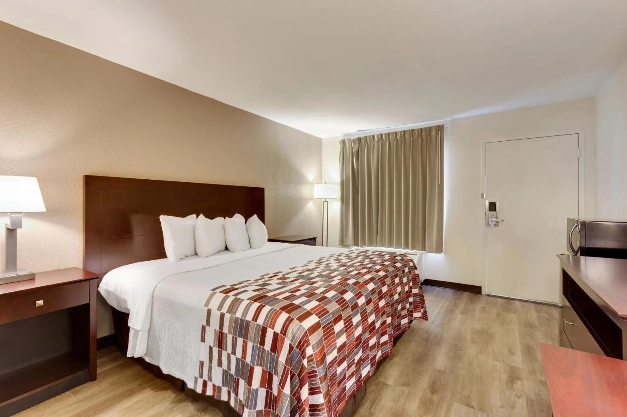 Photo of the whole room, Bed in Red Roof Inn Gulfport - Biloxi Airport