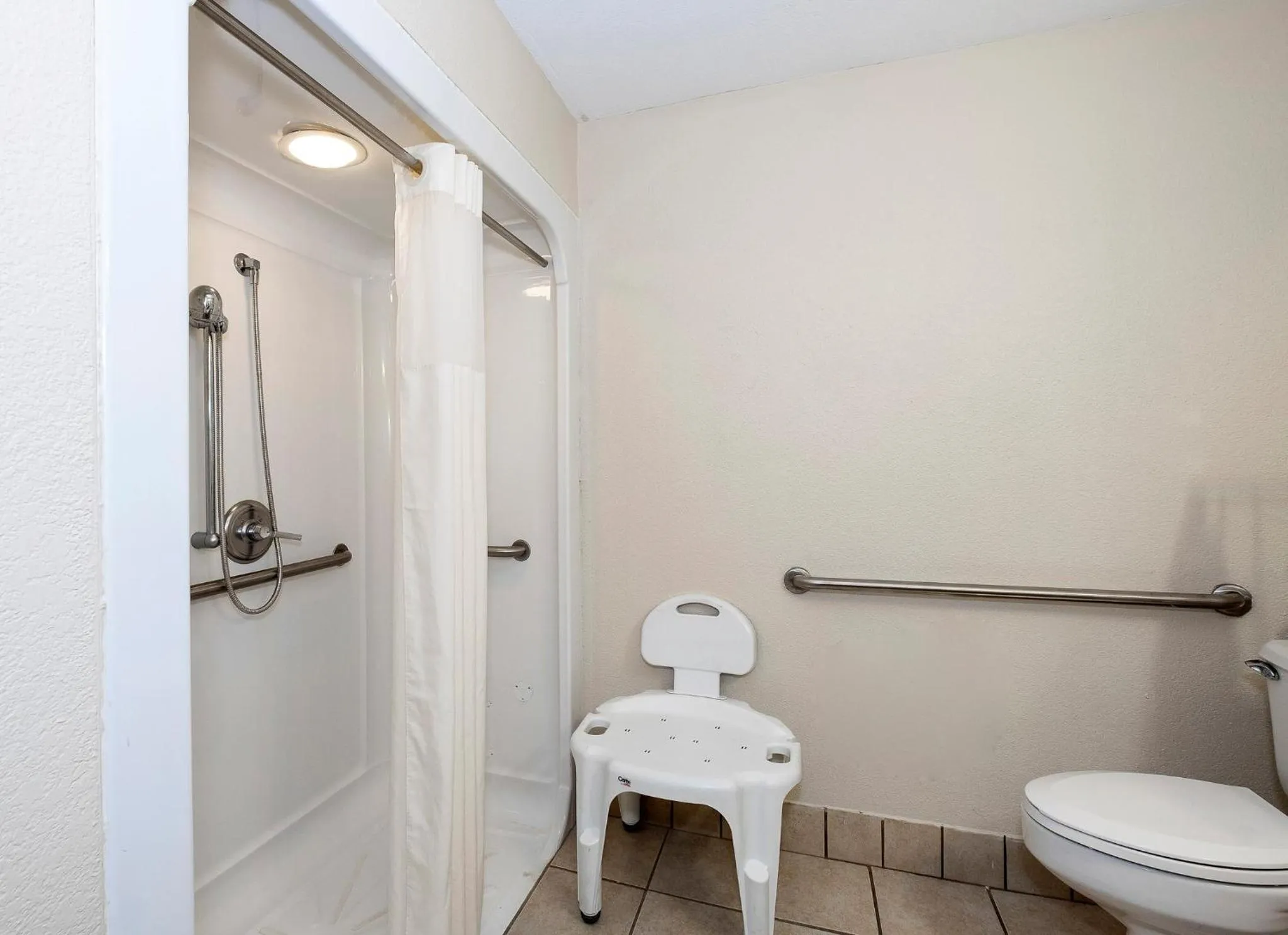 Bathroom in Red Roof Inn Gulfport - Biloxi Airport