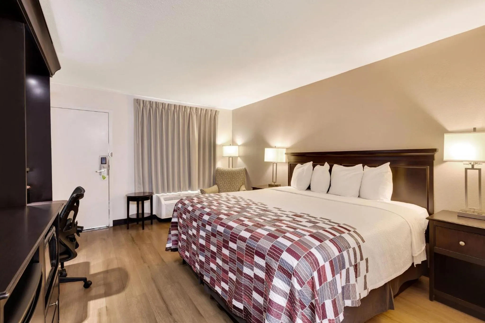 Photo of the whole room, Bed in Red Roof Inn Gulfport - Biloxi Airport