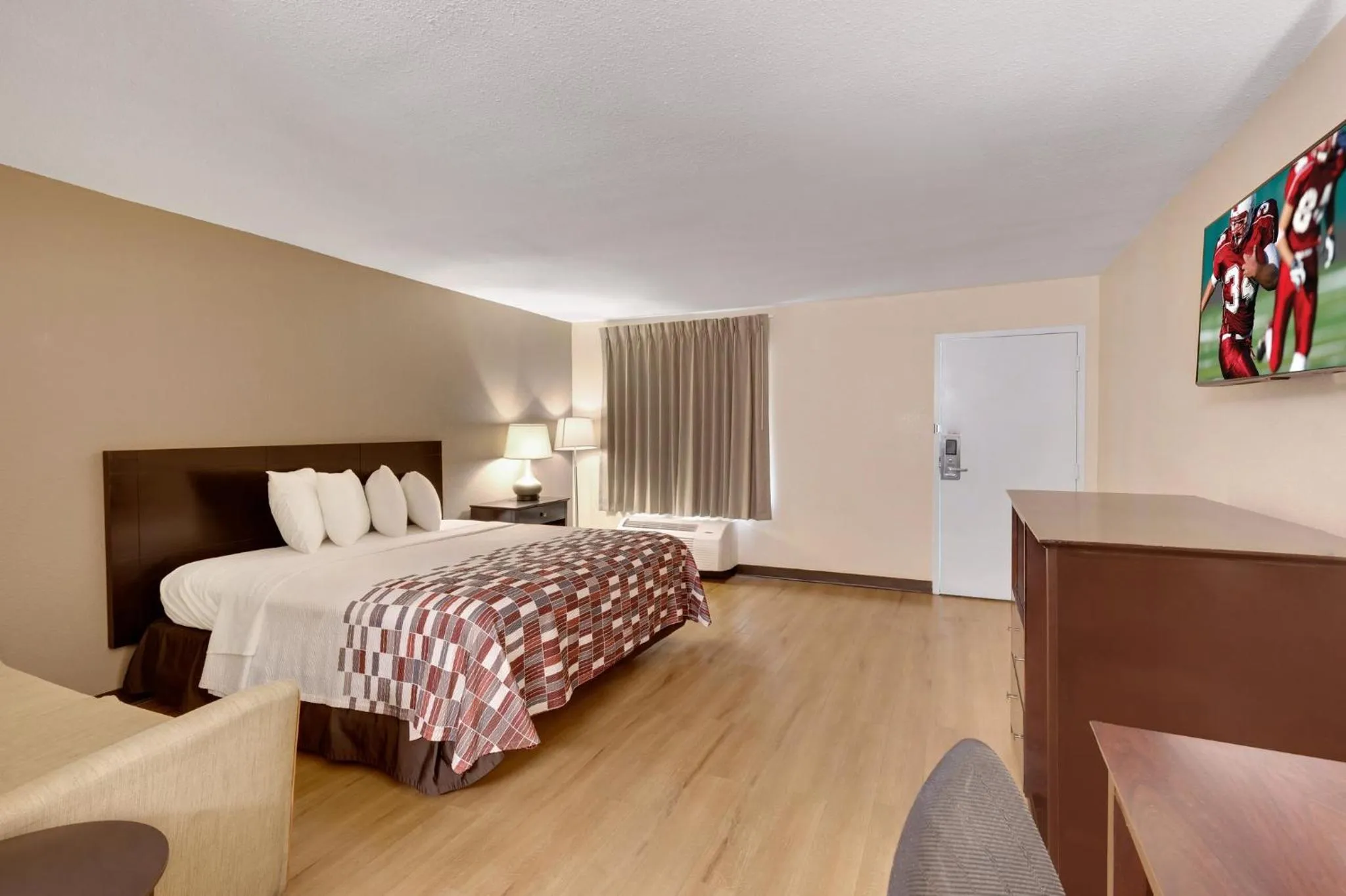 Photo of the whole room, Bed in Red Roof Inn Gulfport - Biloxi Airport