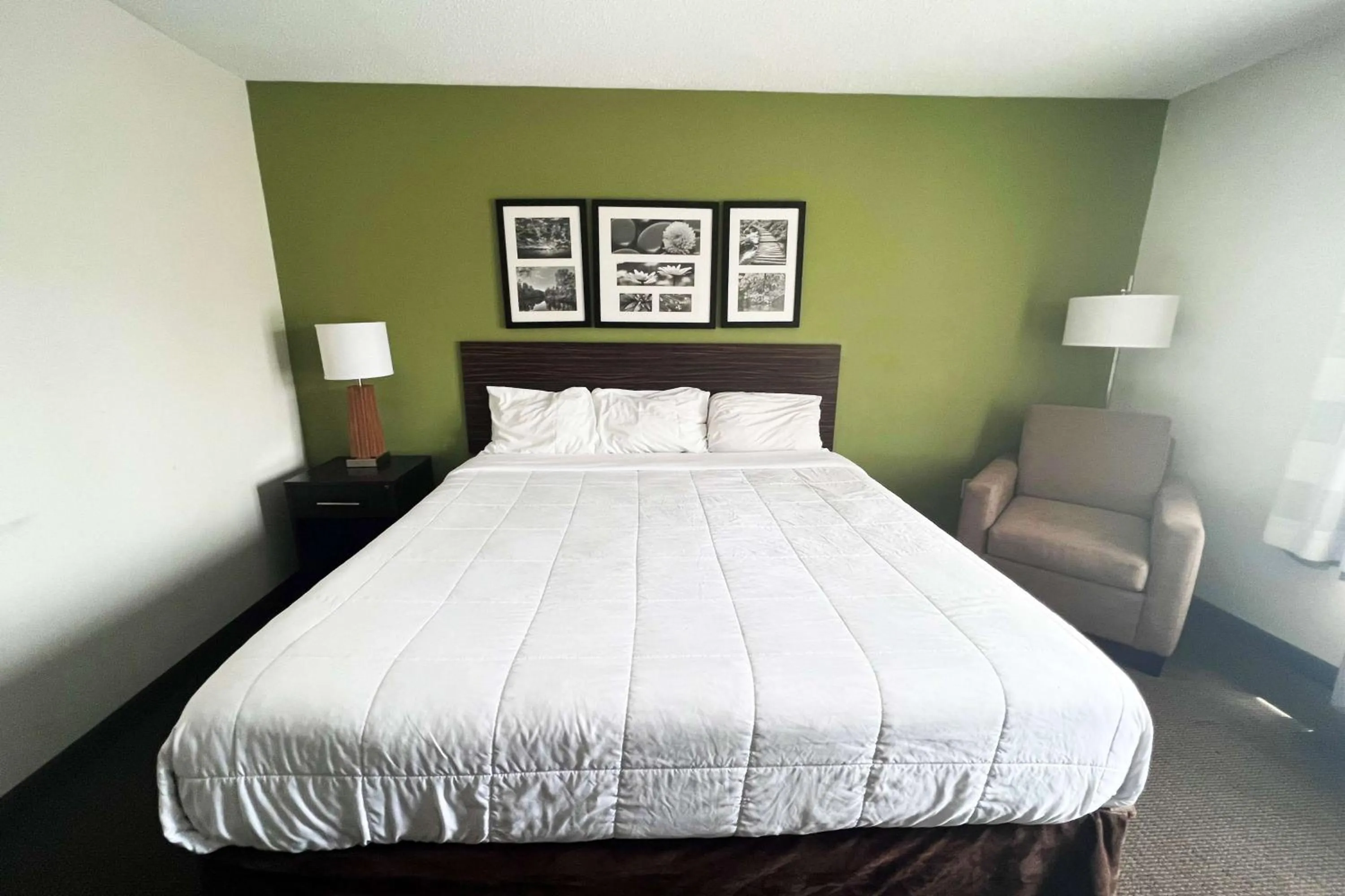 Photo of the whole room in Ramada by Wyndham Jackson MS