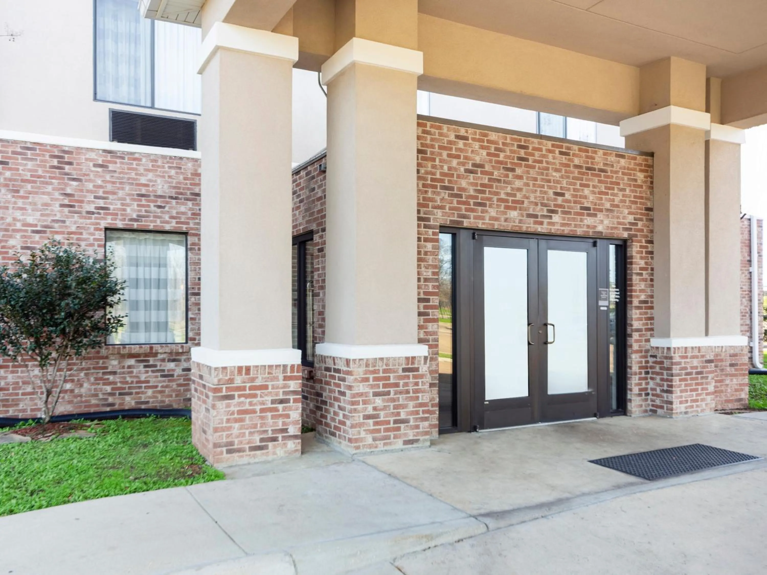 Facade/entrance in Ramada by Wyndham Jackson MS
