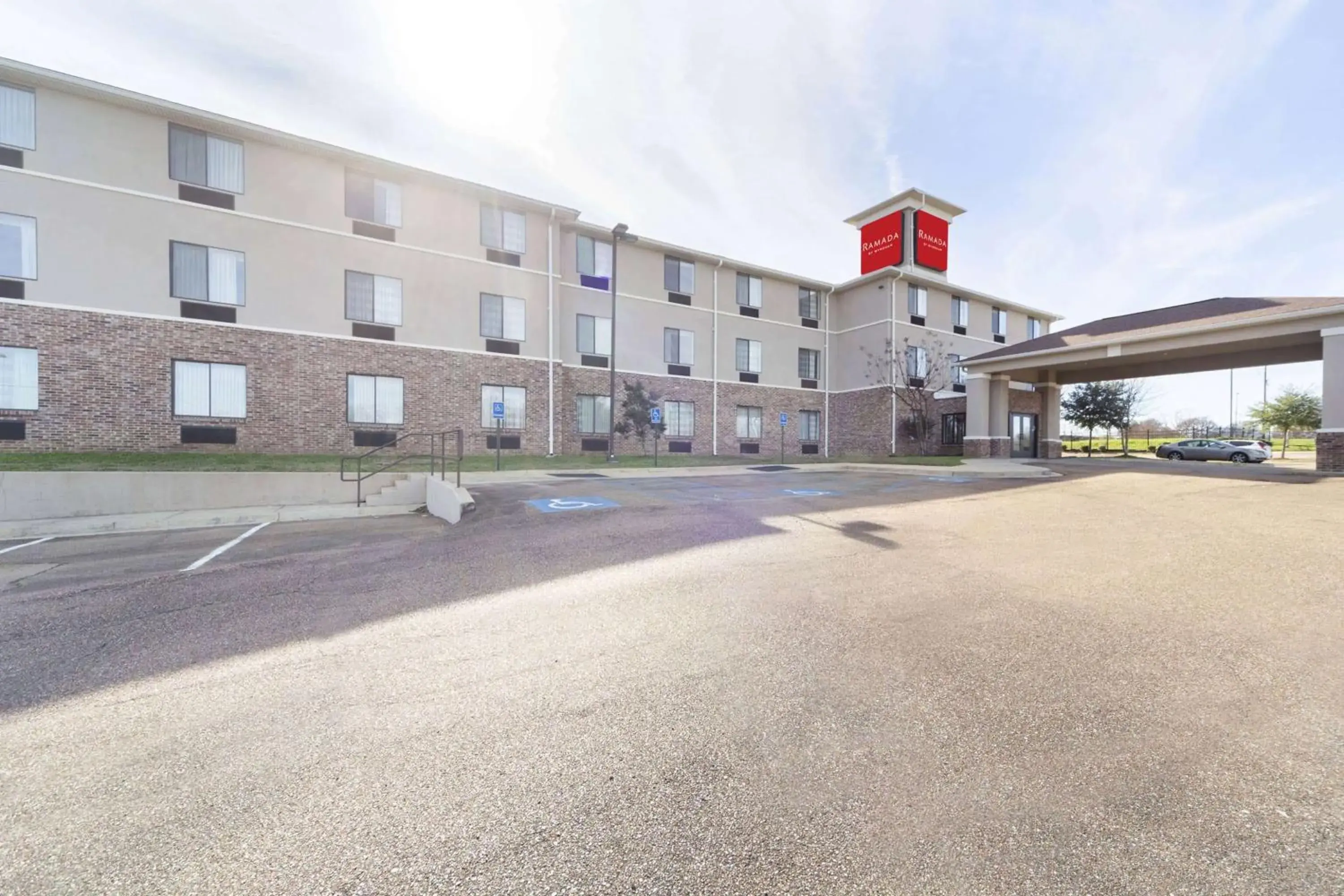 Property Building in Ramada by Wyndham Jackson MS Property Building in Ramada by Wyndham Jackson MS