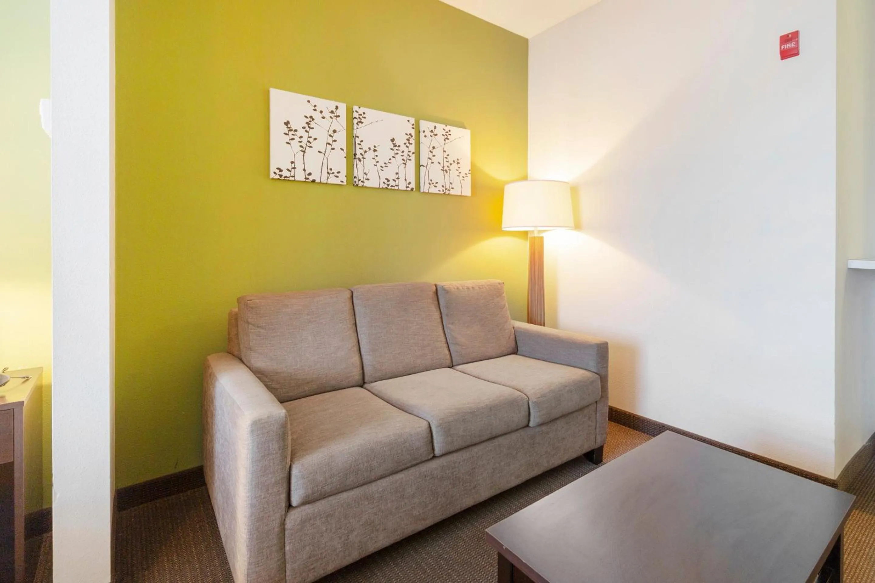 Bedroom, Seating Area in Ramada by Wyndham Jackson MS