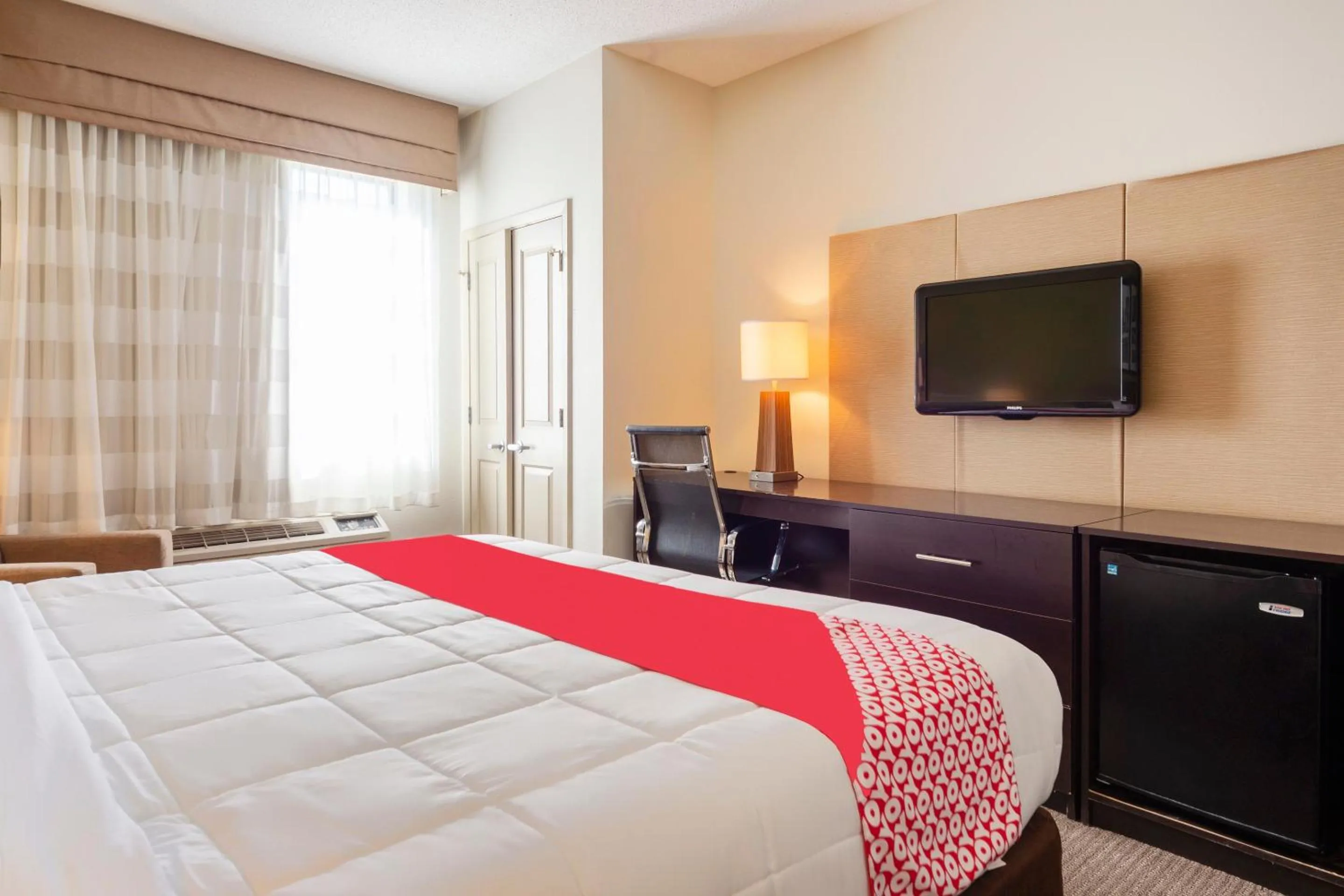 Bedroom, TV/Entertainment Center in Ramada by Wyndham Jackson MS