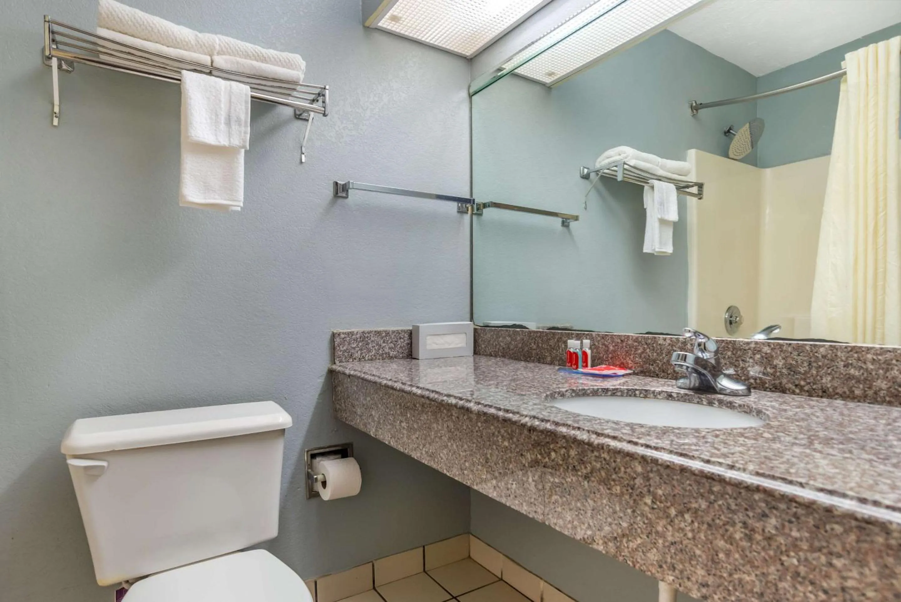 Bedroom in Econo Lodge Inn & Suites Philadelphia MS