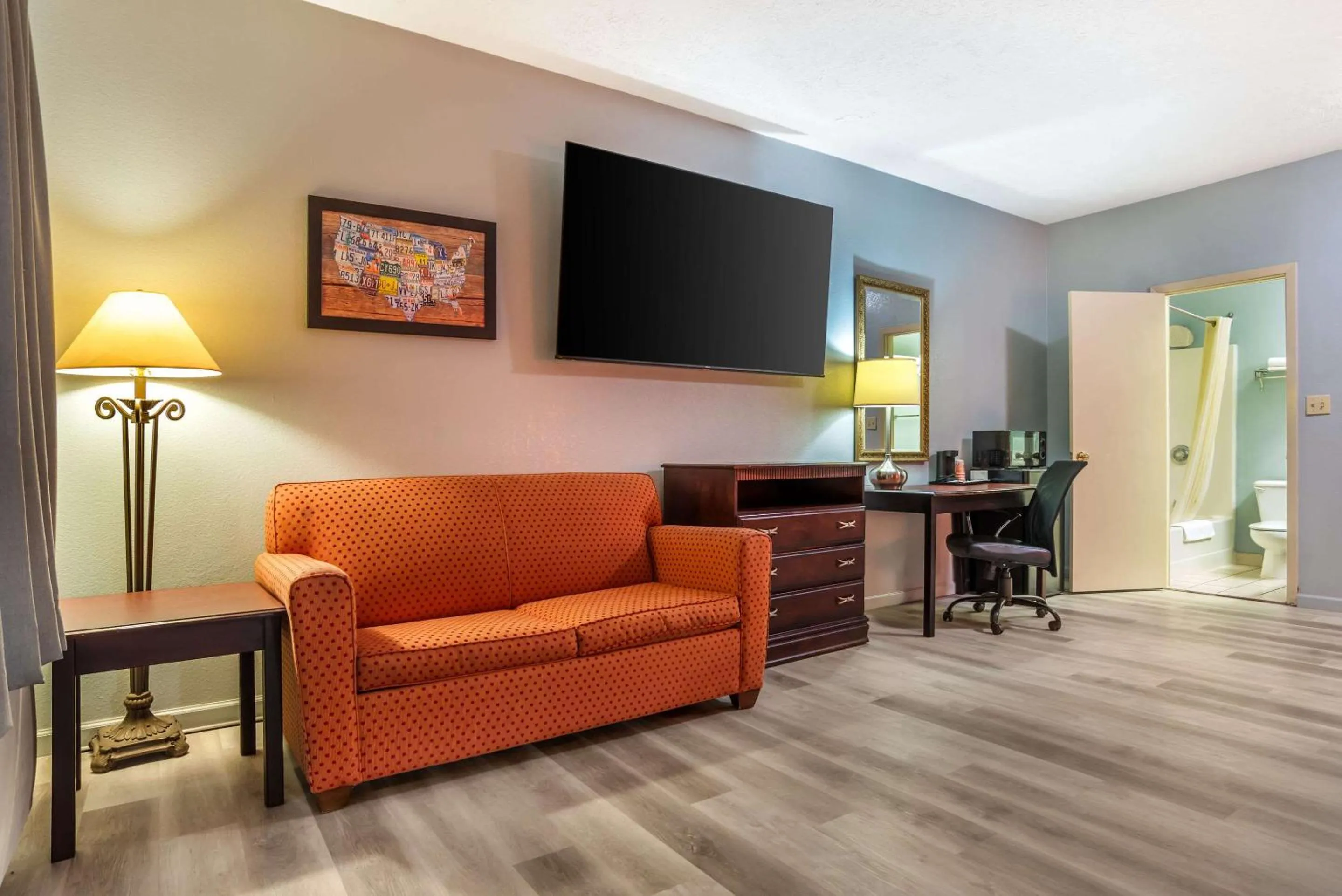 Bedroom in Econo Lodge Inn & Suites Philadelphia MS