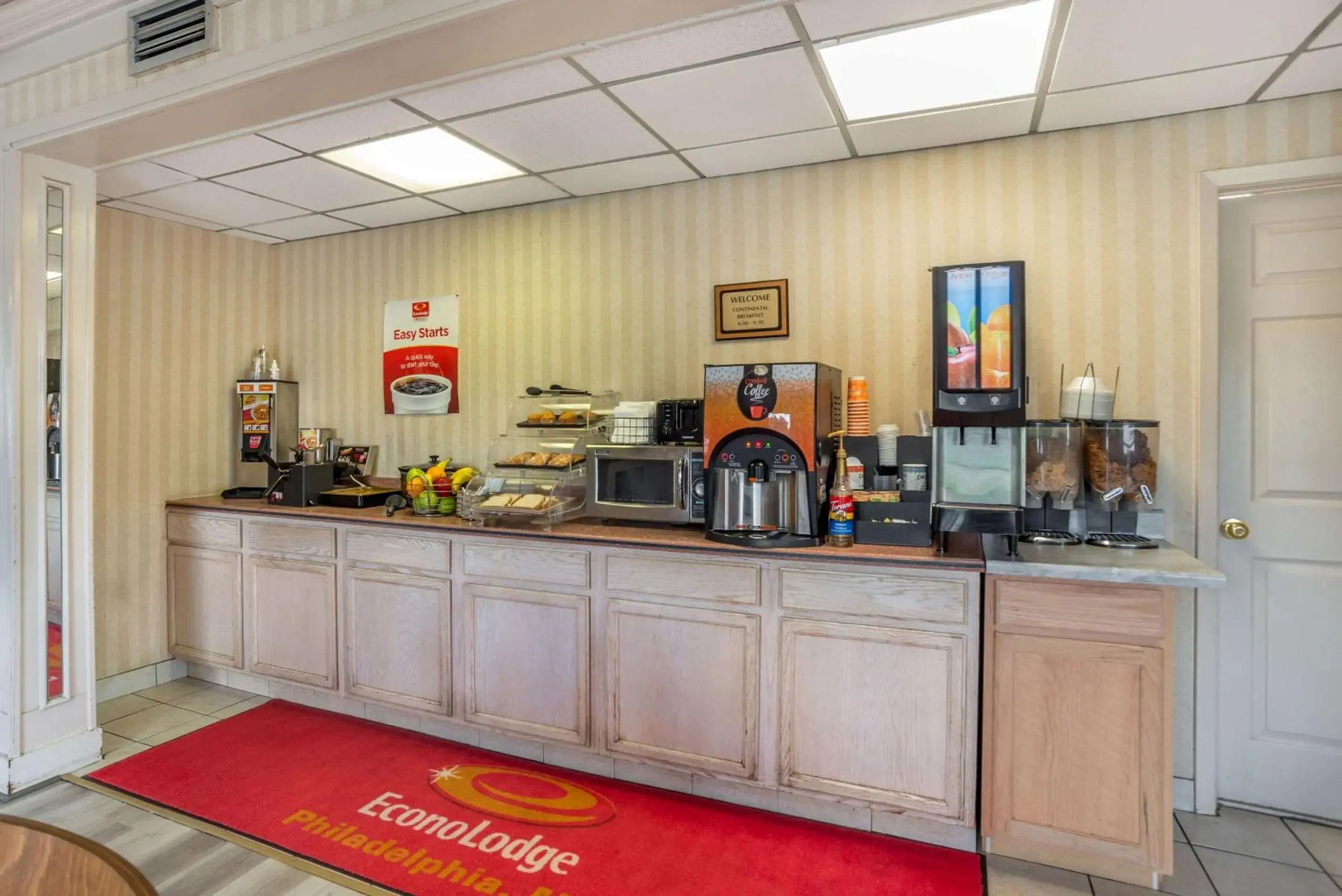 Breakfast in Econo Lodge Inn & Suites Breakfast in Econo Lodge Inn & Suites